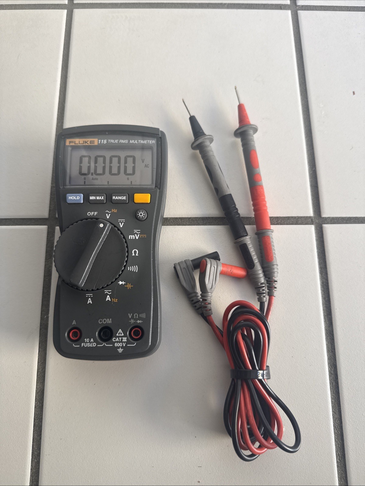 Fluke 115 True RMS Multimeter Leads 600V Cat III Ohms Range MV HZ Good