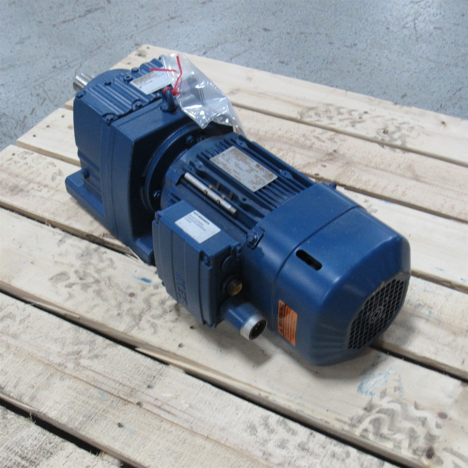 SEW-EURODRIVE GEARMOTOR 1,800 RPM 32.27:1 RATIO 2 HP R67DRE90L4BE2HR/AFQ5