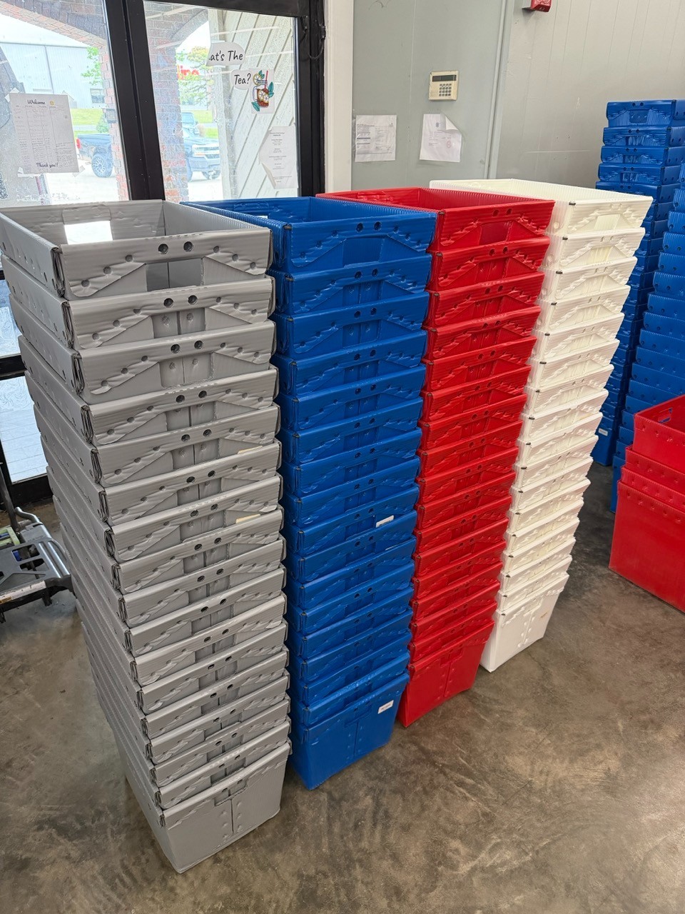 Lot of 300 Corrugated Plastic Postal Mail Type Totes Bins 18.25″Lx13.25″Wx11.5″H