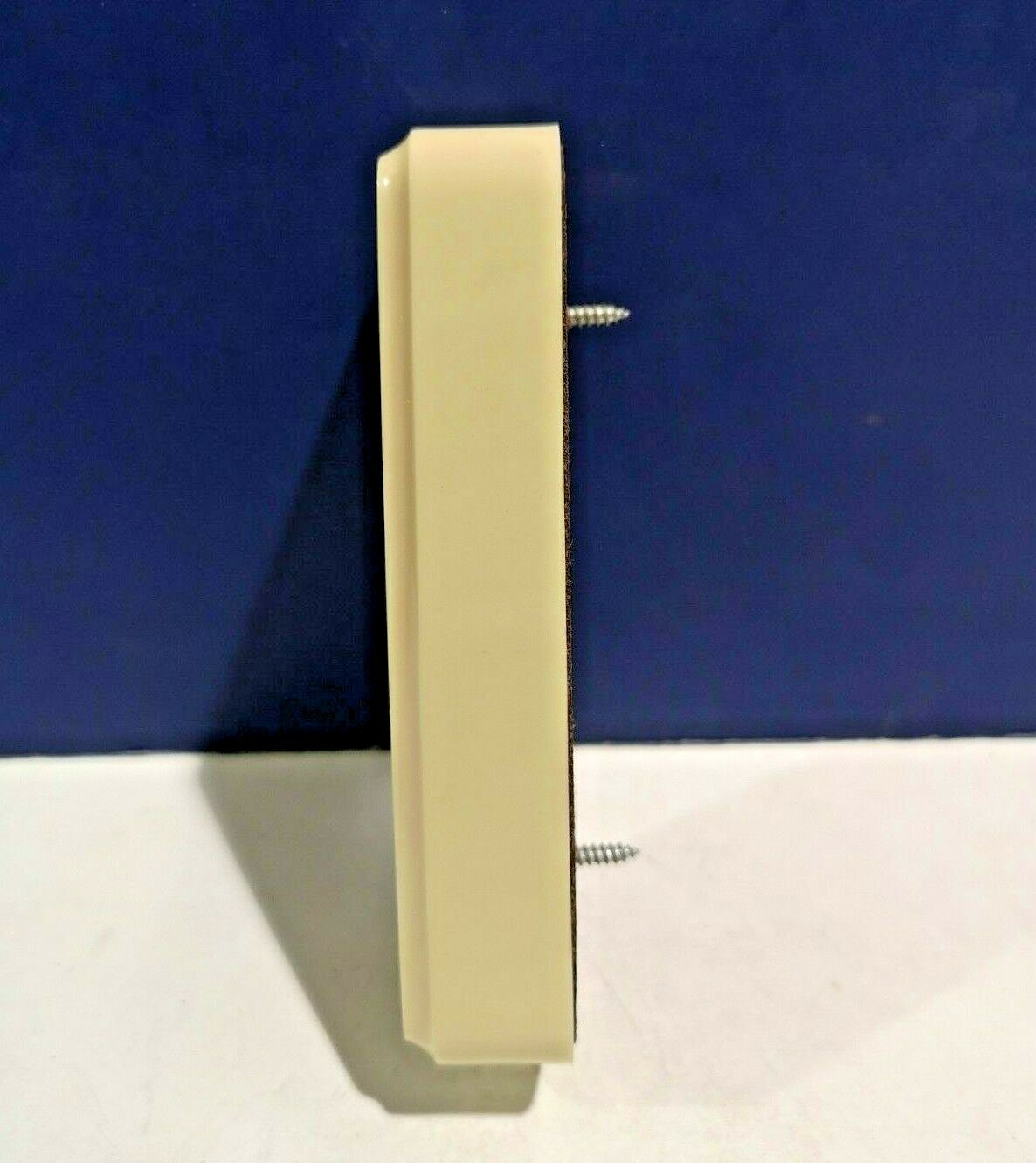 LEVITON IVORY JUMBO Surface Mount Triple Convenience Outlet Polarized NEW 323-I