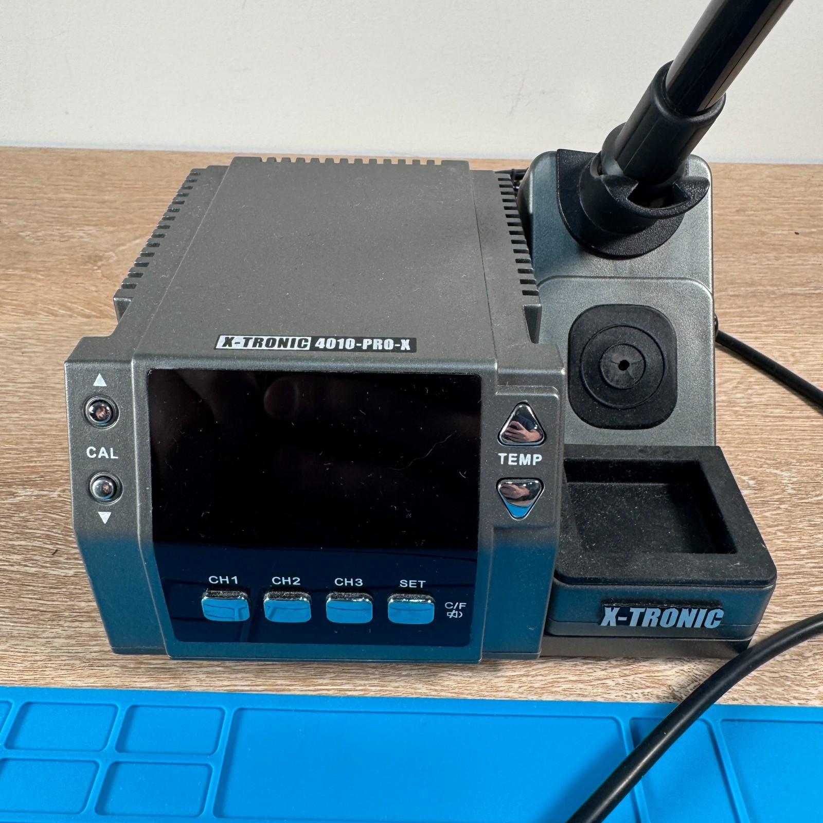 X-Tronic Model 4010-PRO-X Platinum Edition 75 Watt Soldering Iron Station w/ Mat