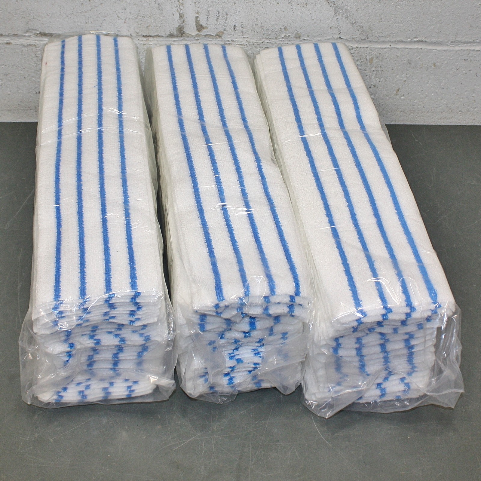 (150) Rubbermaid Hygen Antimicrobial Dry Mop Pad 2134282, Microfiber, 18″ x 5″