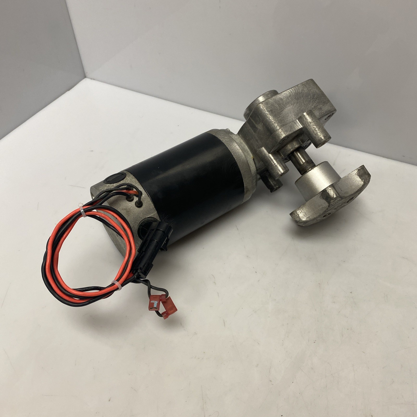 Windsor Karcher Chariot 2 iScrub CSX20 Motor 36Vdc 90 Deg. 1/16 Hp 8.631-985.0