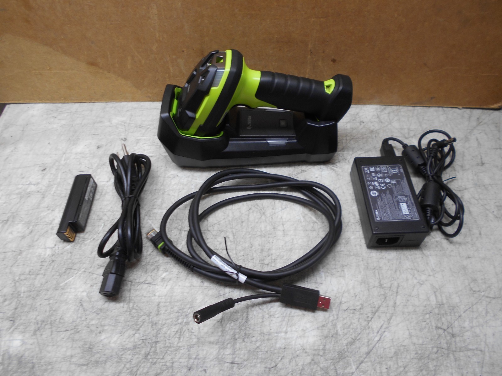Nice Zebra DS3678-ER Extended Range Wireless Barcode Scanner Kit