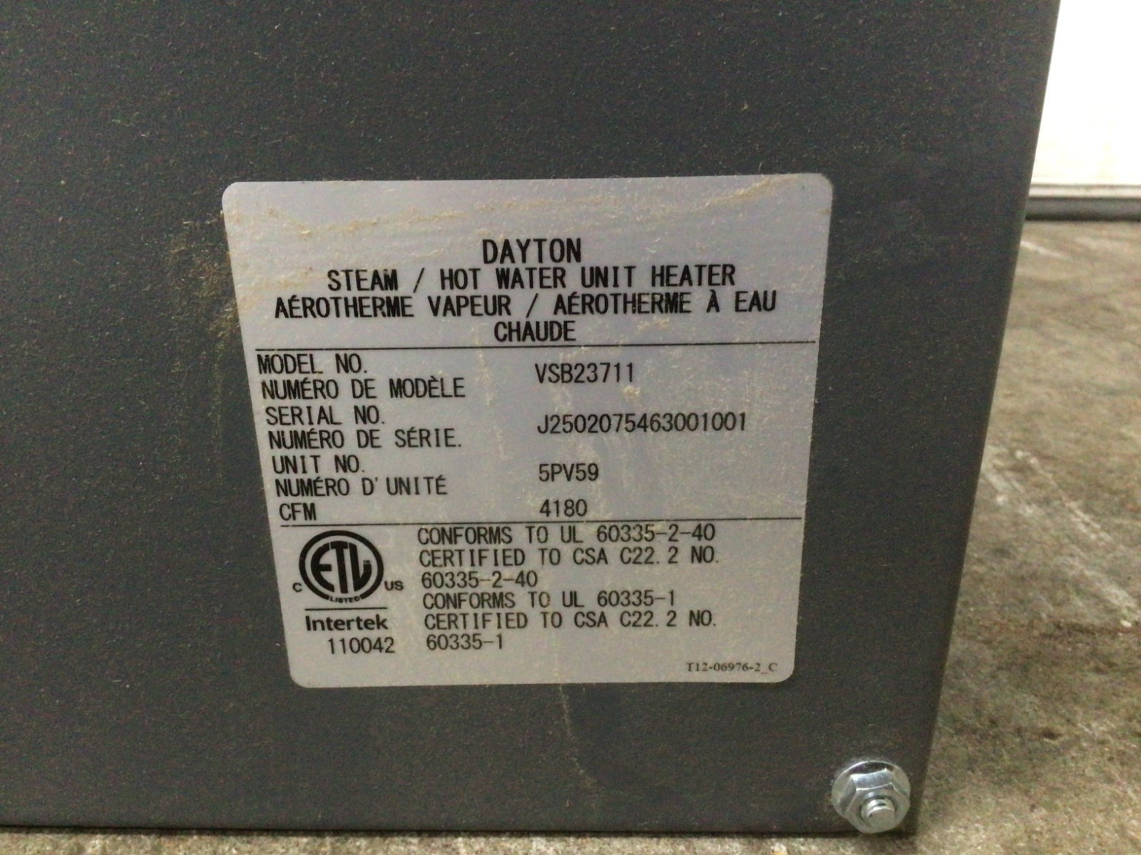 Dayton 5PV59 4180 CFM 120VAC 249,800 BtuH Hydronic Wall and Ceiling Unit Heater