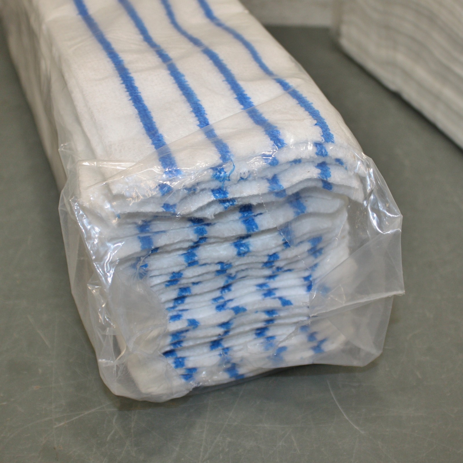 (150) Rubbermaid Hygen Antimicrobial Dry Mop Pad 2134282, Microfiber, 18″ x 5″