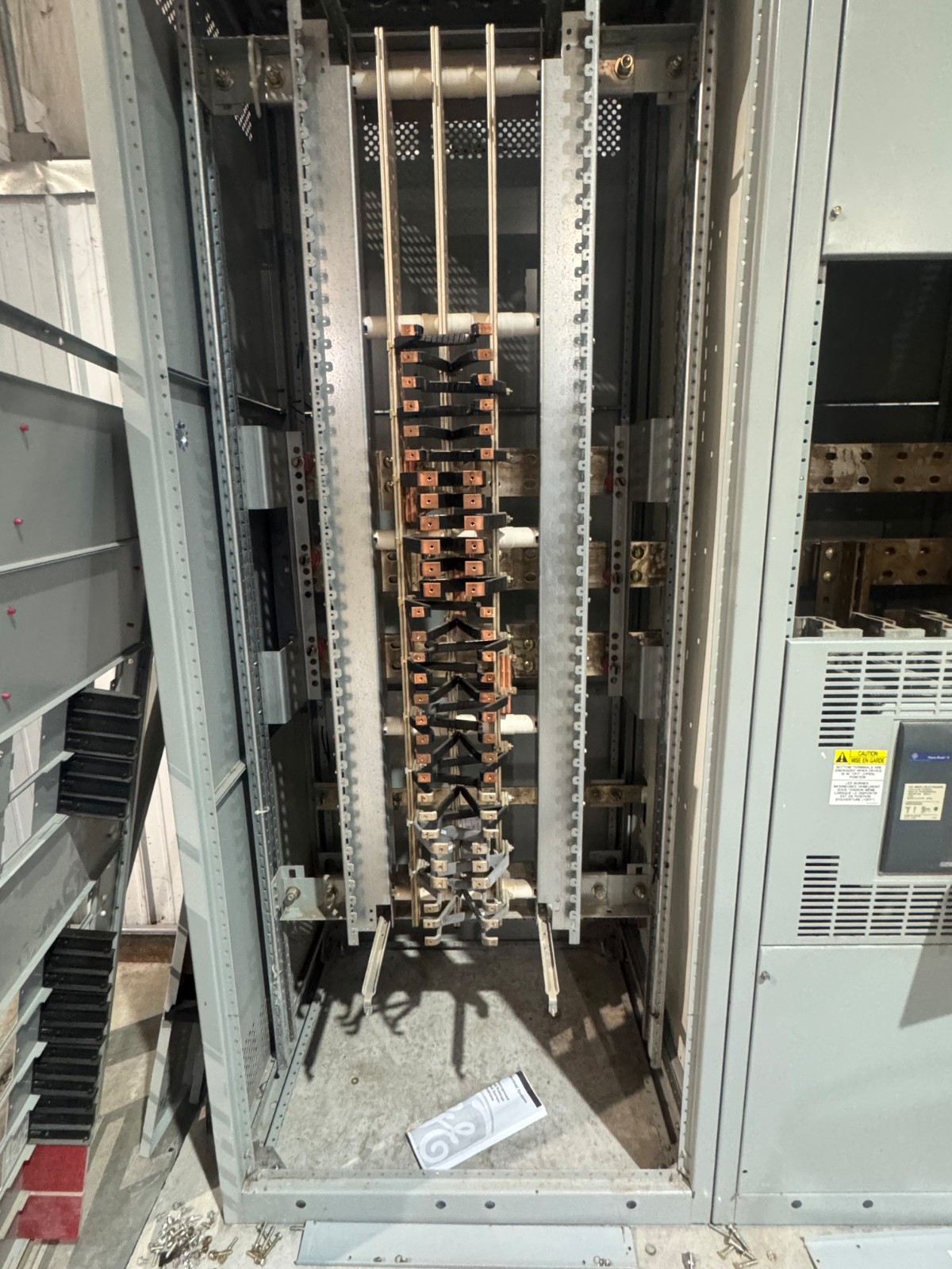 2000A GE MAIN BREAKER SWITCHGEAR 480/277v 2000A Plug SWITCHBOARD