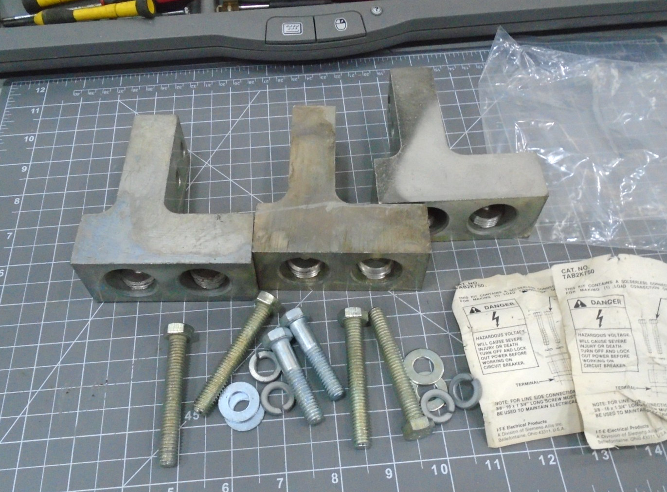 Lot 3 NEW ITE TAB2K750 Circuit Breaker Terminal Lug Connectors 750 KCMIL KMB HNB