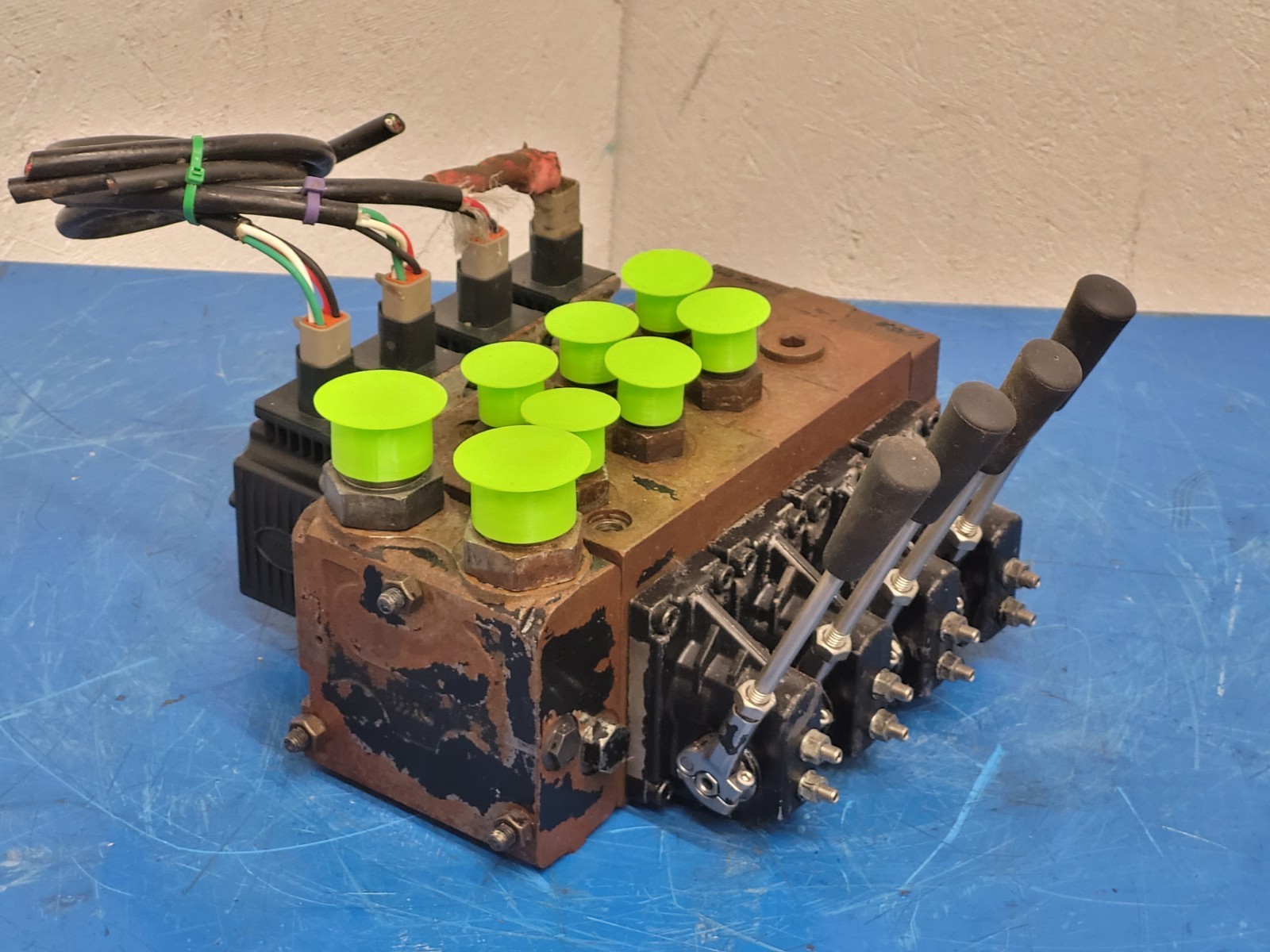 Danfoss PVG 32 4 x Proportional Hydraulic Valve Block 159B5171 Servo Valves