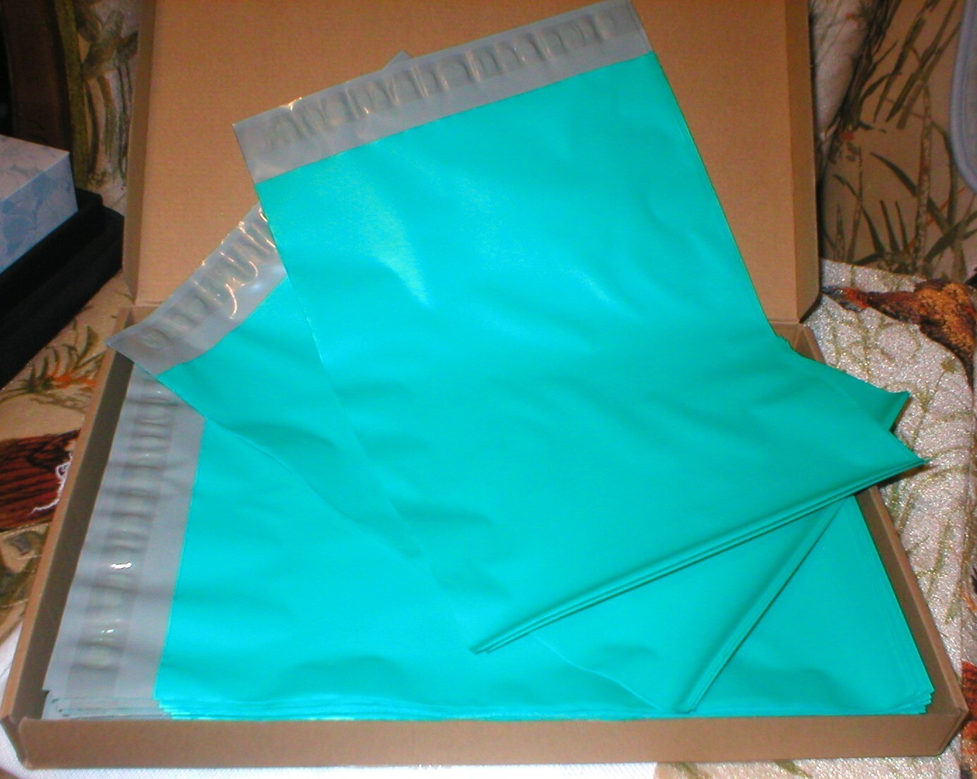 100 TEAL POLY MAILERS 10 X 13 BOX SOLD AS IS