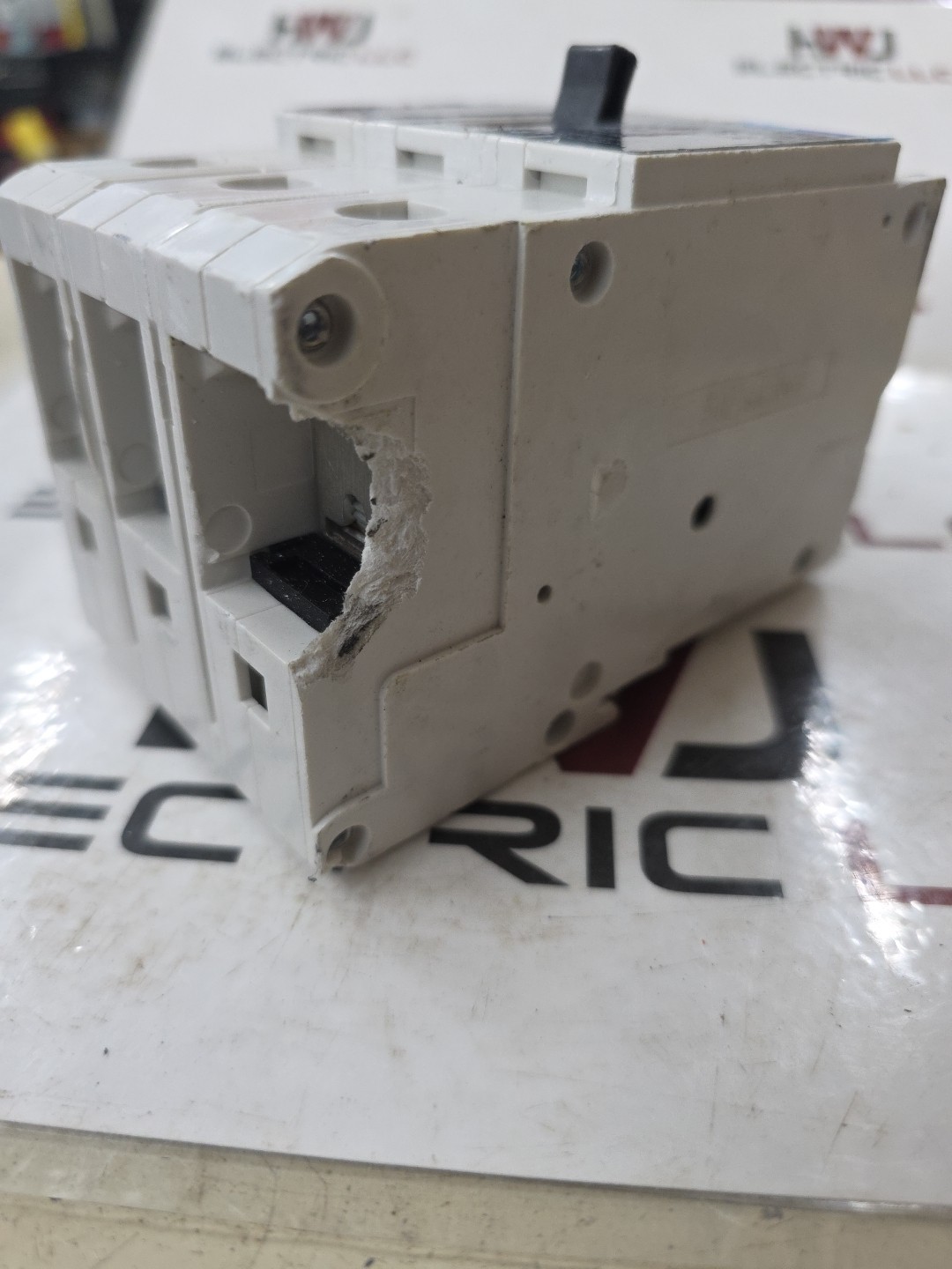 Siemens NGB3B020 3-Pole Circuit Breaker CHIPPED