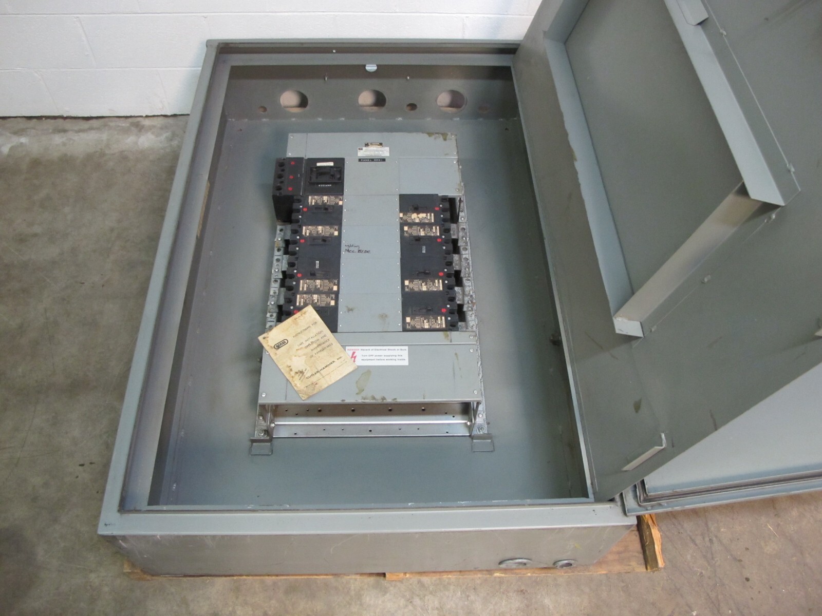 Cutler Hammer MP40 600 Amp Main Lug Breaker Panelboard 600V 3-PH 4W 600A Panel