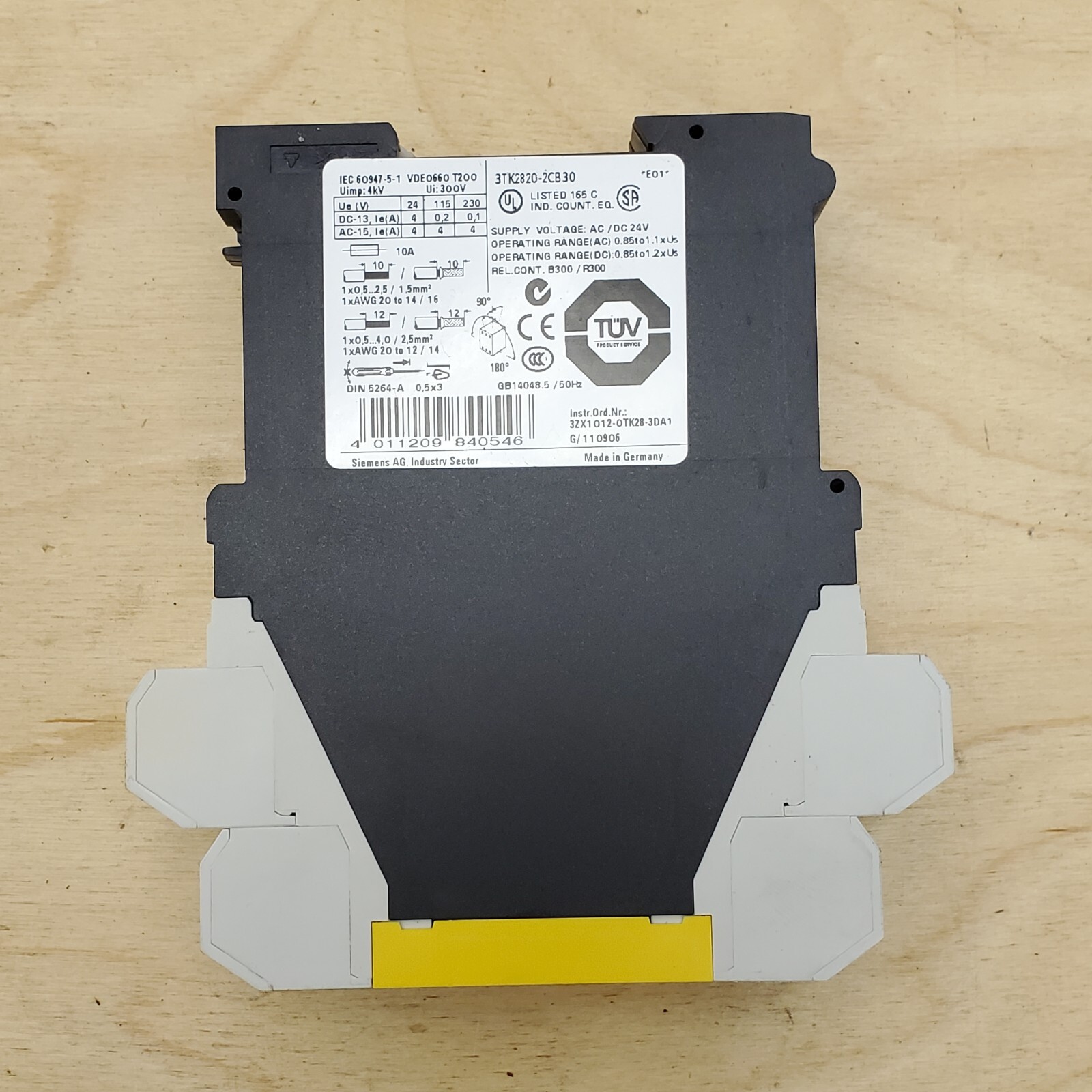 Siemens 3TK2820-2CB30 Sirius Safety Relay for 24V AC or DC Operation – NEW