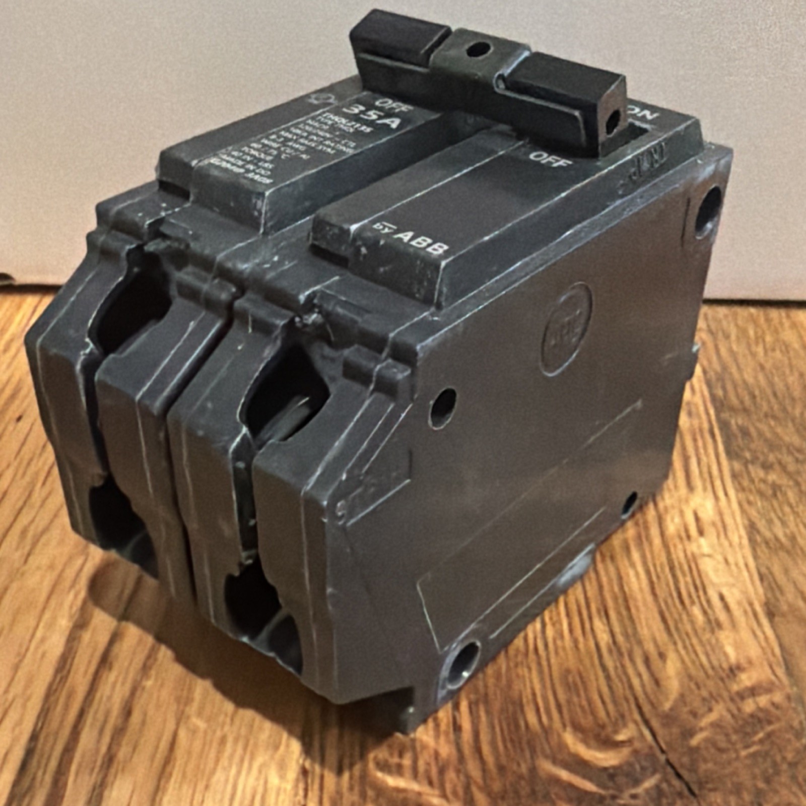 ABB THQL2135 35A 2-Pole Circuit Breaker 201-250V AC Thermal Overload