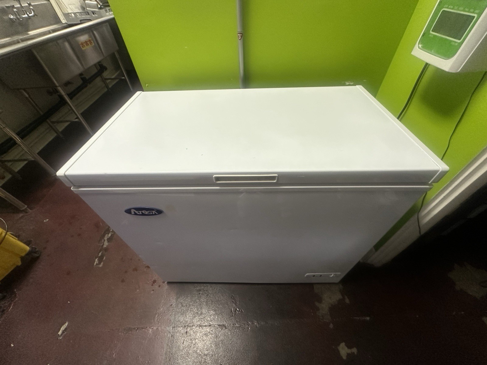 Atosa MWF9007 7 Cubic Foot Solid Top Chest