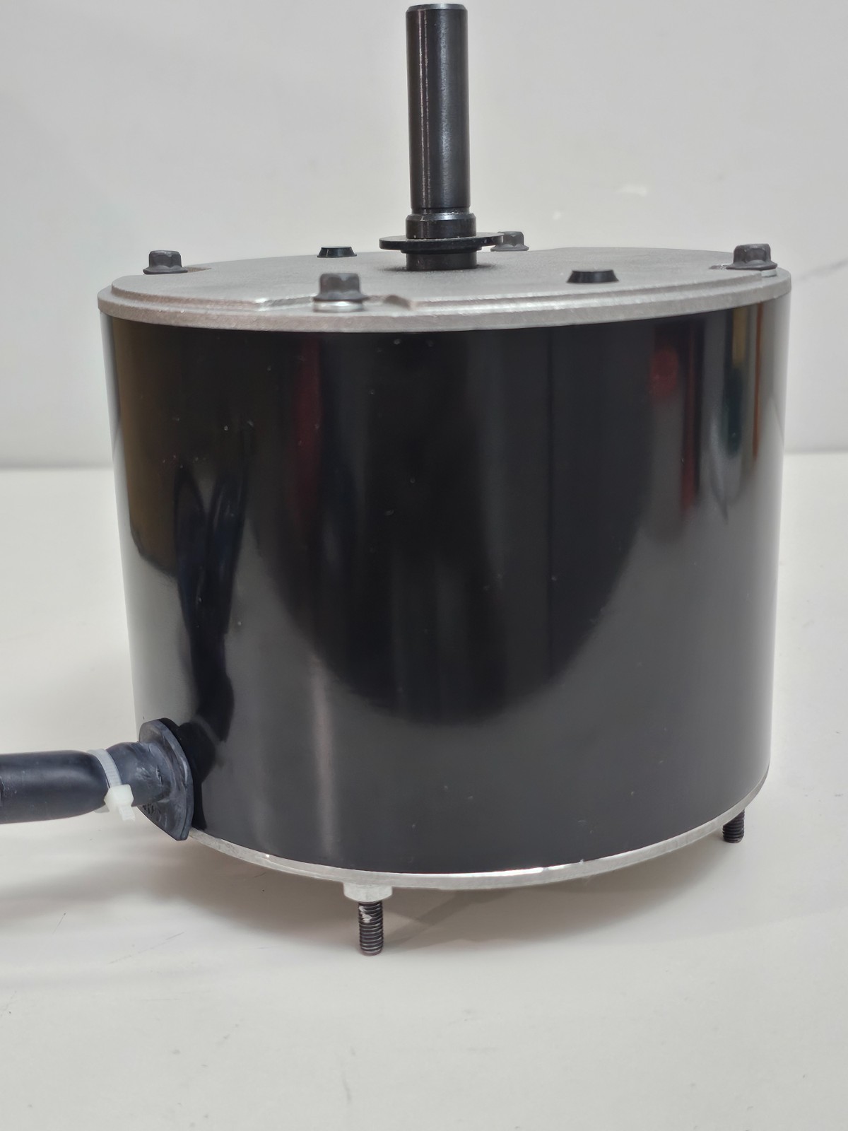 5KCP39GGV570S Condenser Fan Motor with 5µF Capacitor, 1/8 HP 200-230V 825 RPM, 4