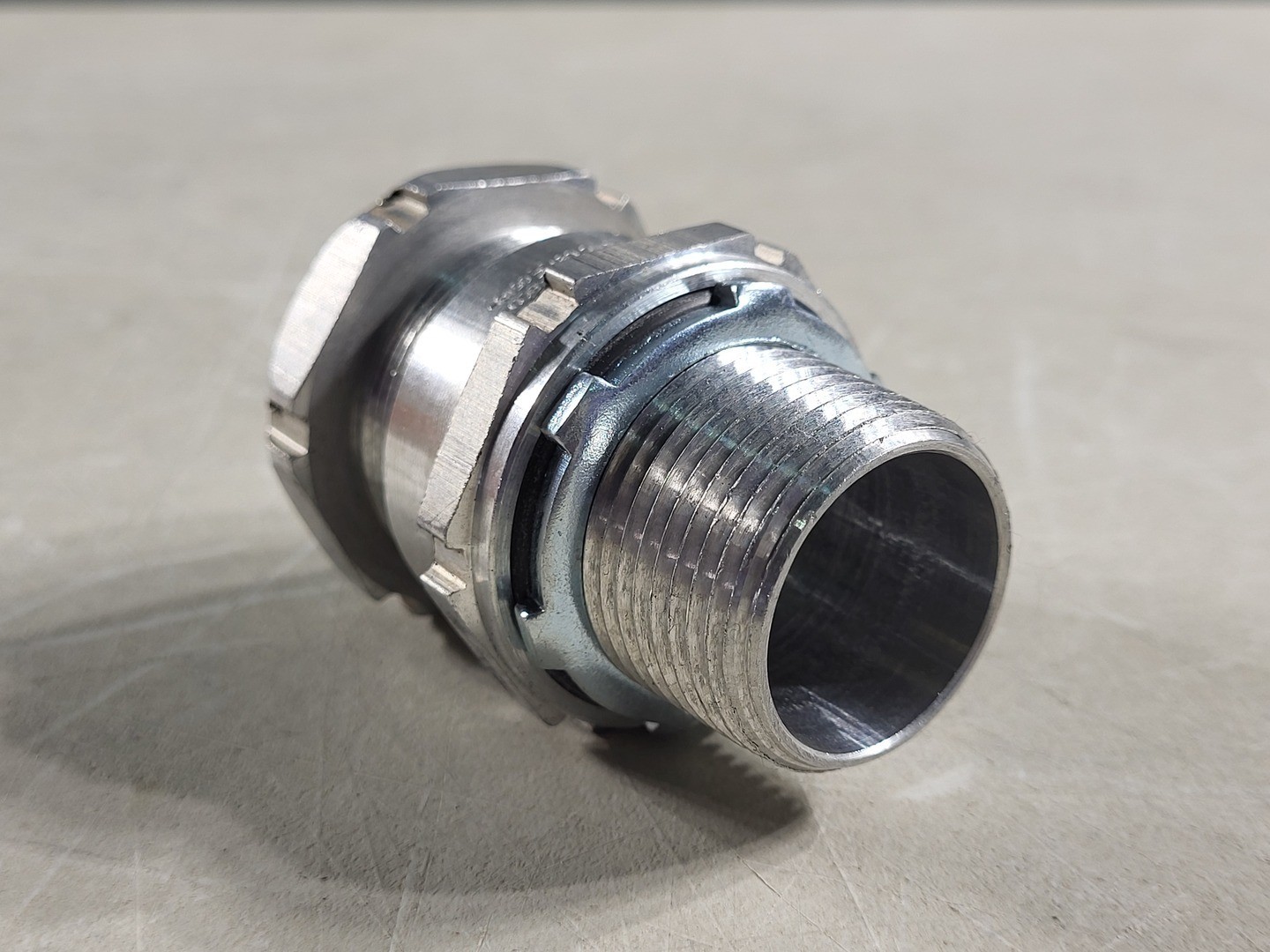SURPLUS NEW CMP TC-100A104 1″ Cable Gland (Box of 10 pcs) – Conduit & Cable