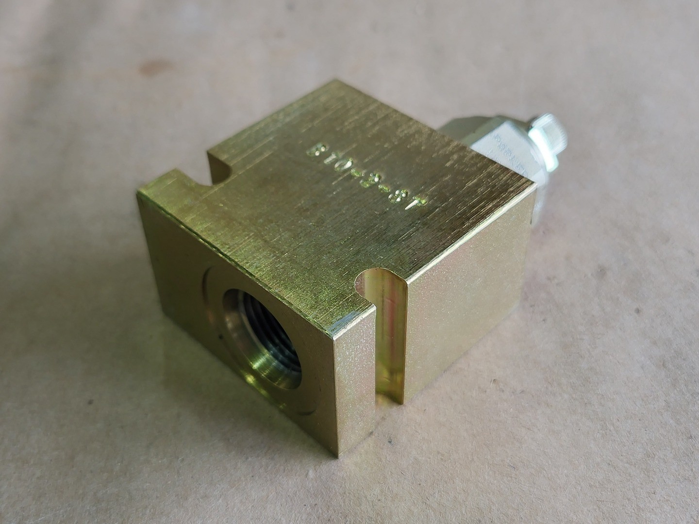 SURPLUS NEW PARKER B10-2-8T Valve Body – Parts & Components