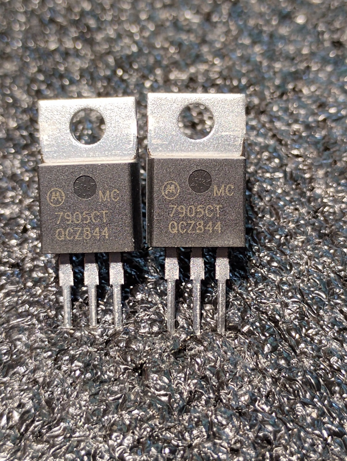 7905CT -5V Fixed Voltage Regulator RR-70dB Typical