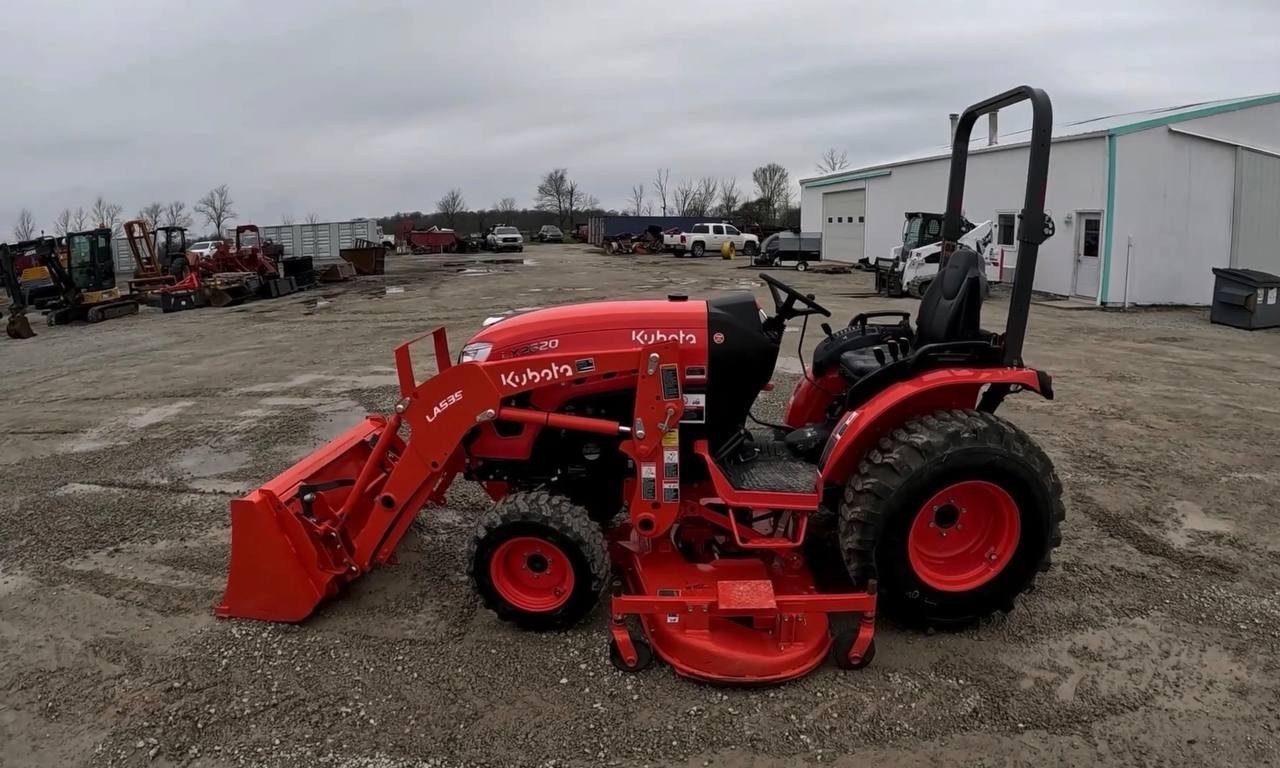 Kubota LX2620 Tractor w/ LA535 Loader & Mower Deck