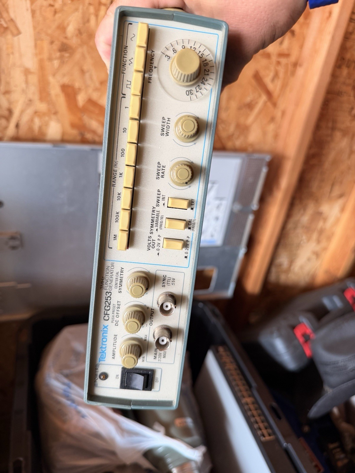 Tektronix CFG253 Function Generator 1 mHz-1 MHz Frequency Range