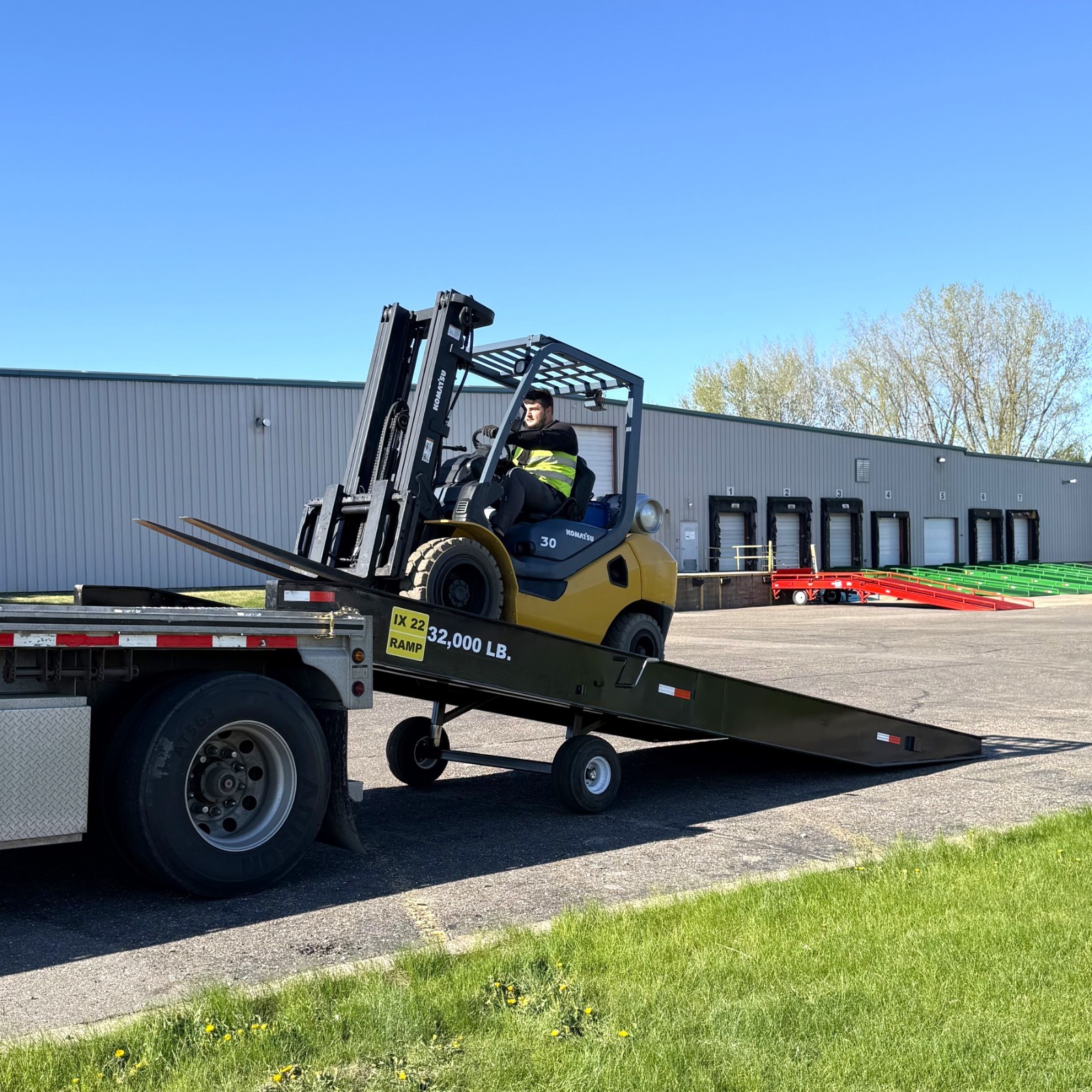 32,000LB Cap. Portable Yard Ramp Forklift Dock Height Truck Container Unloading