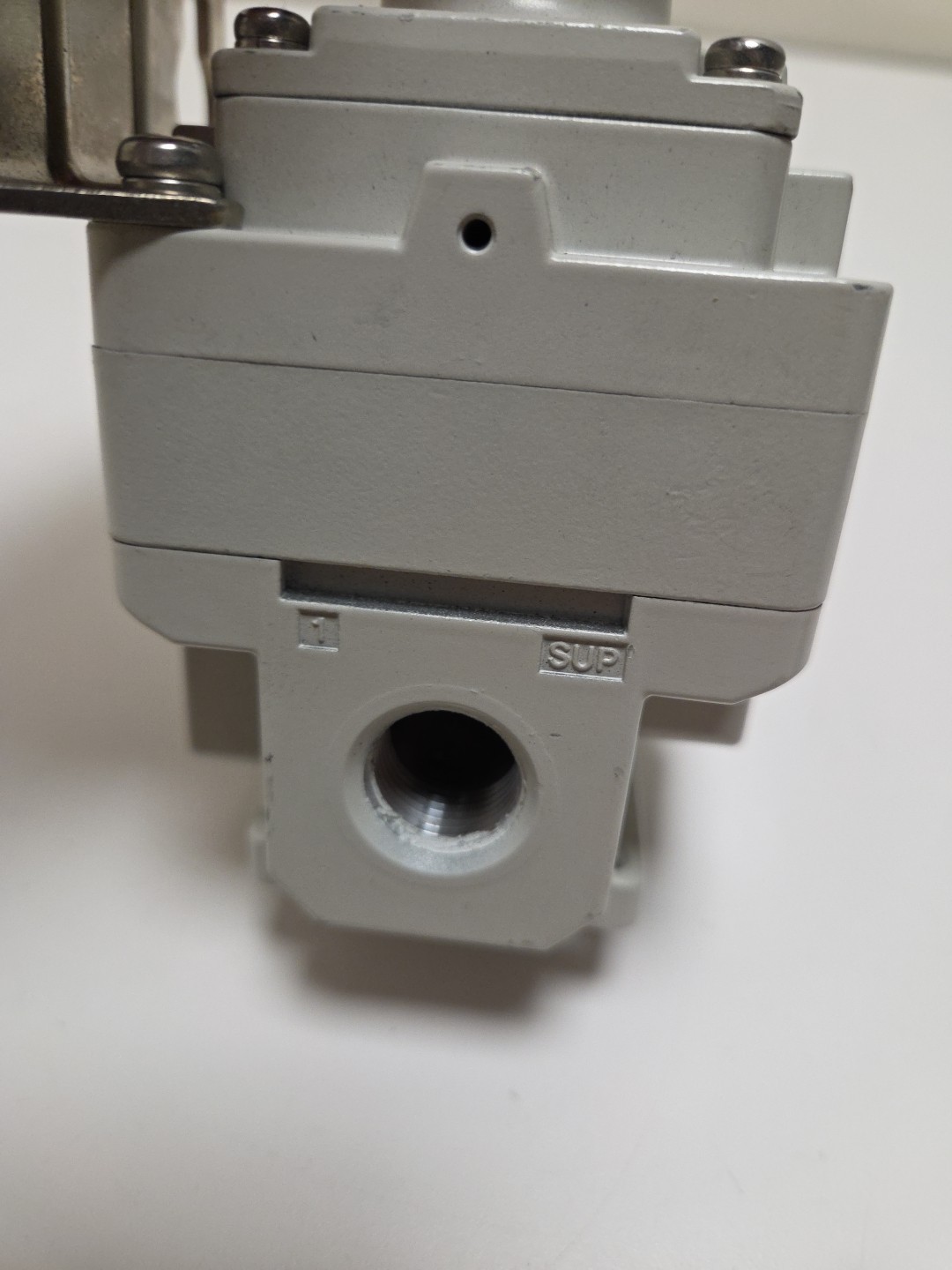 SMC IR3020-03BG Precision Air Regulator w/ Gauge & Bracket 0.01-0.8MPa