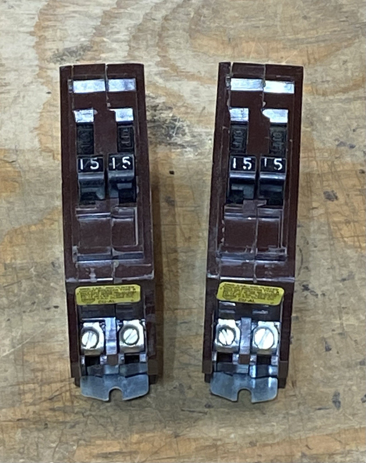 Wadsworth B1515 – 15 Amp 120V Tandem Circuit Breaker w/ Metal Foot