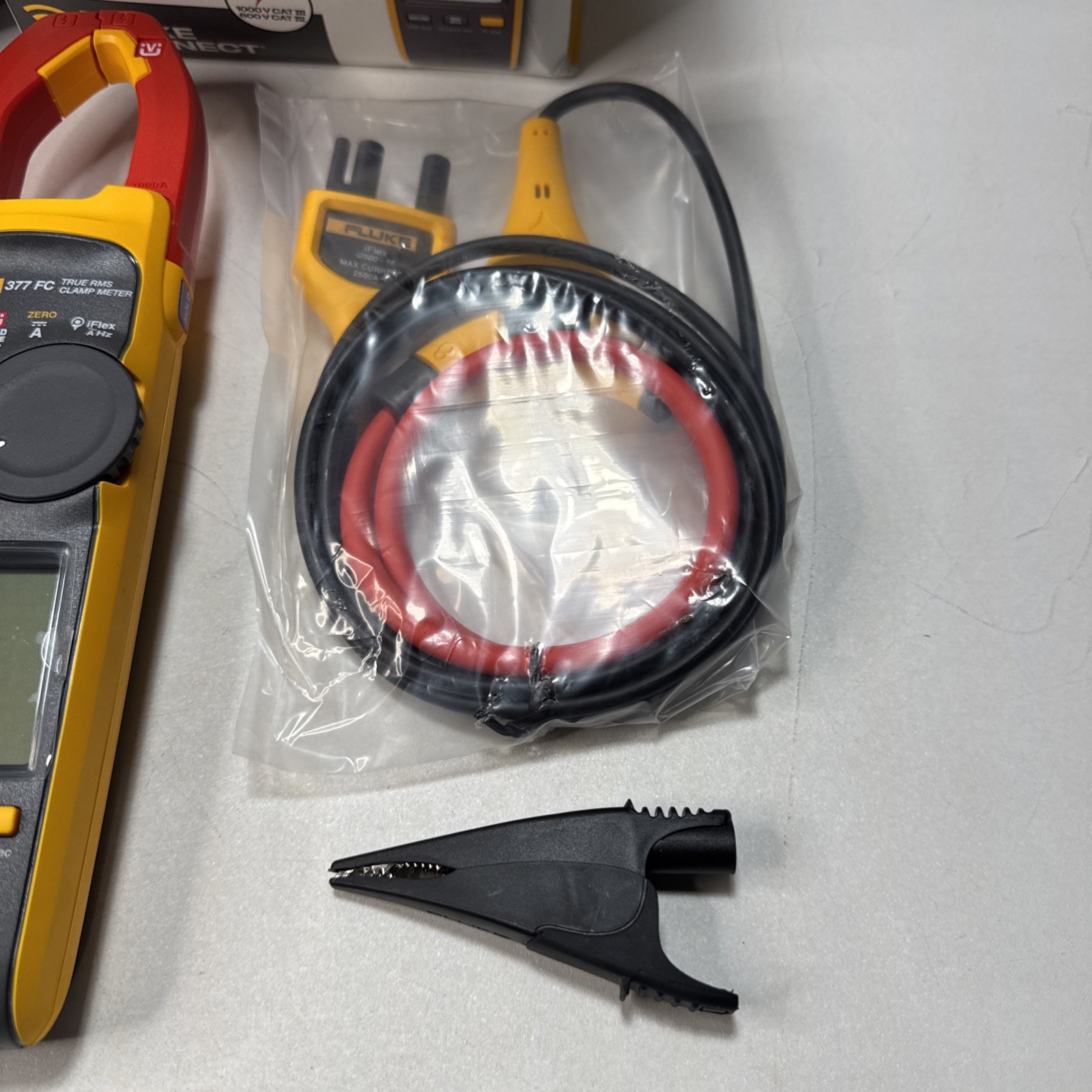 Fluke 377 FC Non-Contact Voltage True-RMS AC/DC Clamp Meter with iFlex 3-Phase