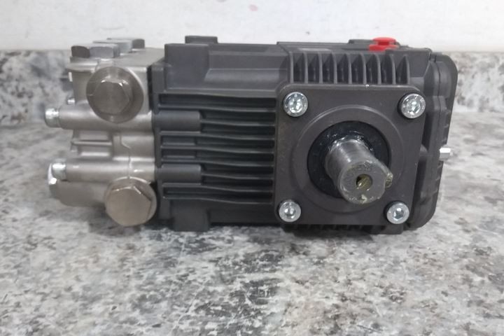 A.R. North America RKA4G40HN-PKG 4000 PSI 4 GPM 1750 RPM Triplex Plunger Pump