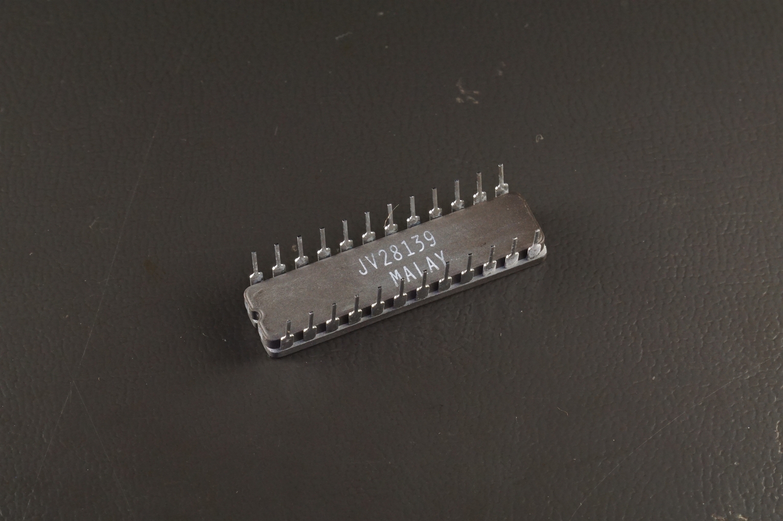 IDT6116LA45TDB IDT COMS Static RAM 16K 8-Bit 24 Pin 300 Mil CERDIP (D24-1)