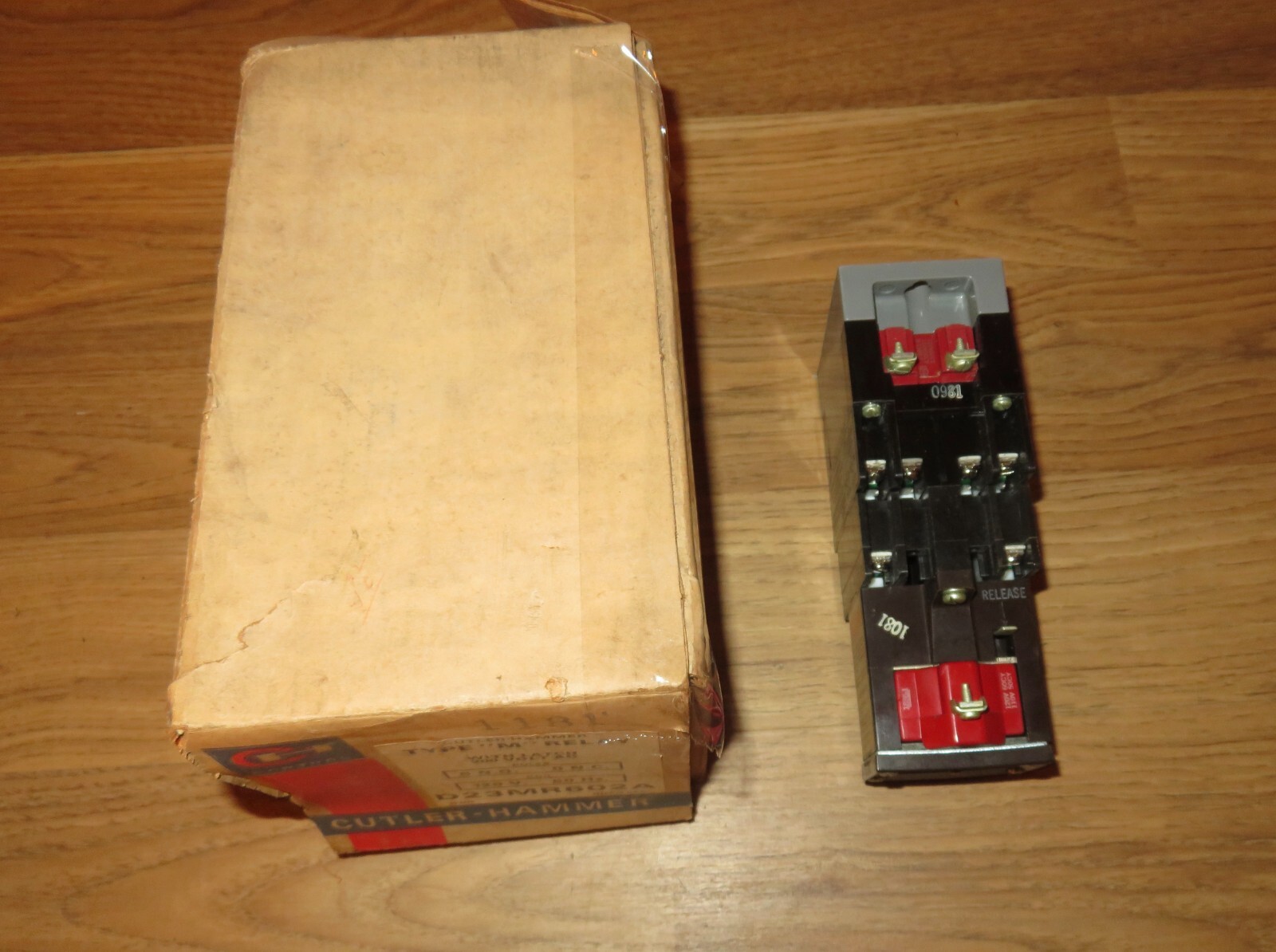Cutler Hammer Relay Type M With Latch D23MR602A 300 Volt AC COIL 120 V 60 HZ NOS