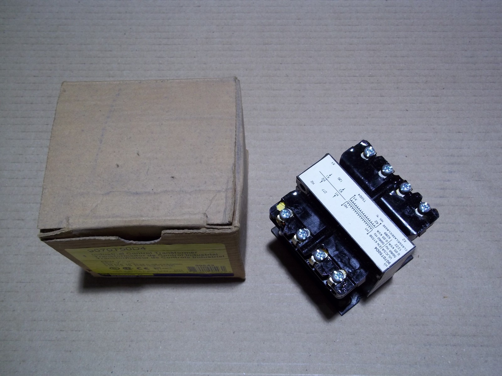 New Square D 9070T50D4 50 VA Industrial Control Transformer 277 V-120V #18