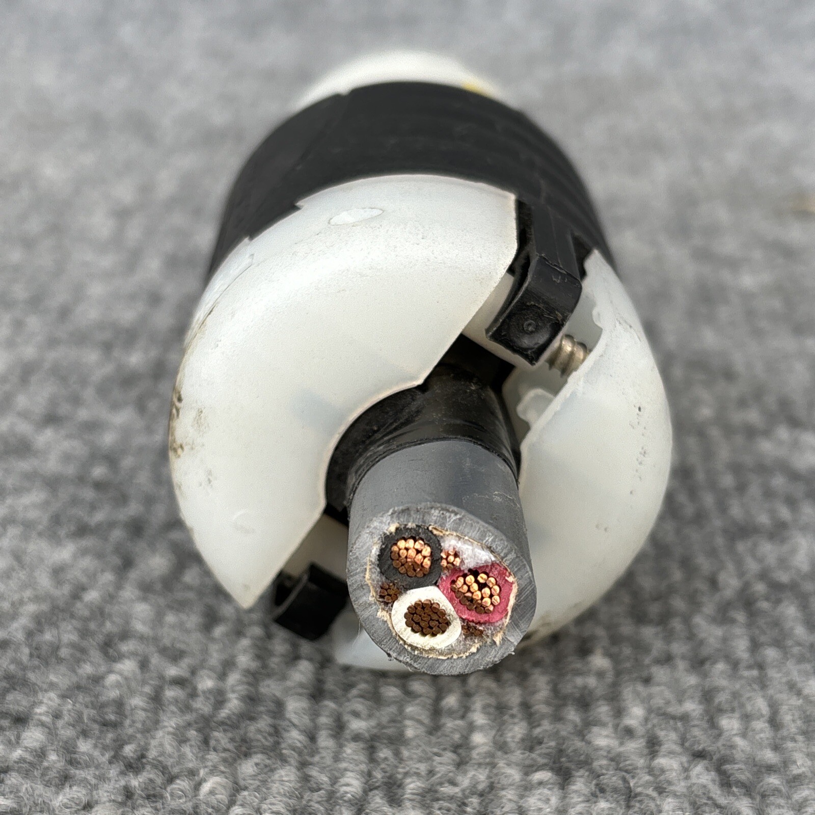 Pass & Seymour L1430C 30A 125/250V 3P 4W Twist Lock Receptacle Connector Used