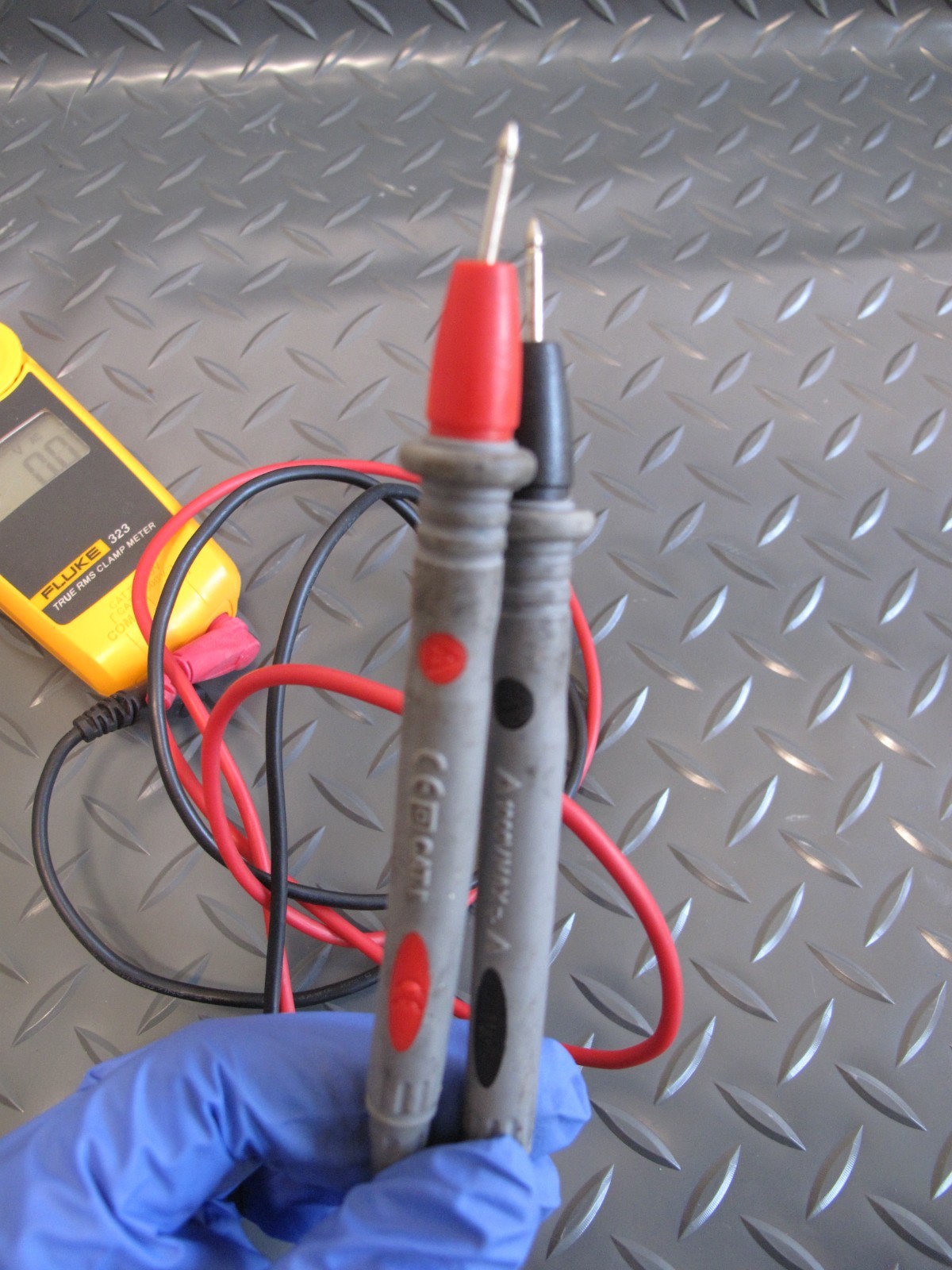 Fluke 323 true rms digital clamp meter 600v ac / dc voltage working