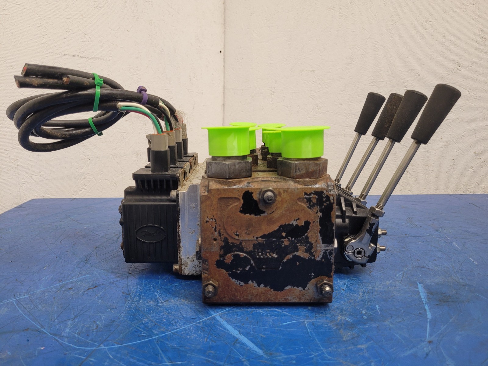 Danfoss PVG 32 4 x Proportional Hydraulic Valve Block 159B5171 Servo Valves