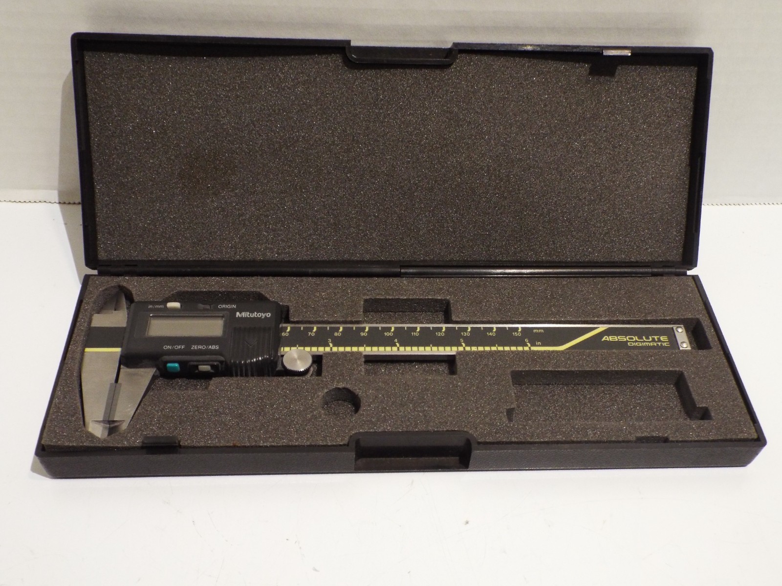 Mitutoyo Digimatic 0-6″ Digital Caliper 500-175 Model CD-6″CWW Carbide Faced