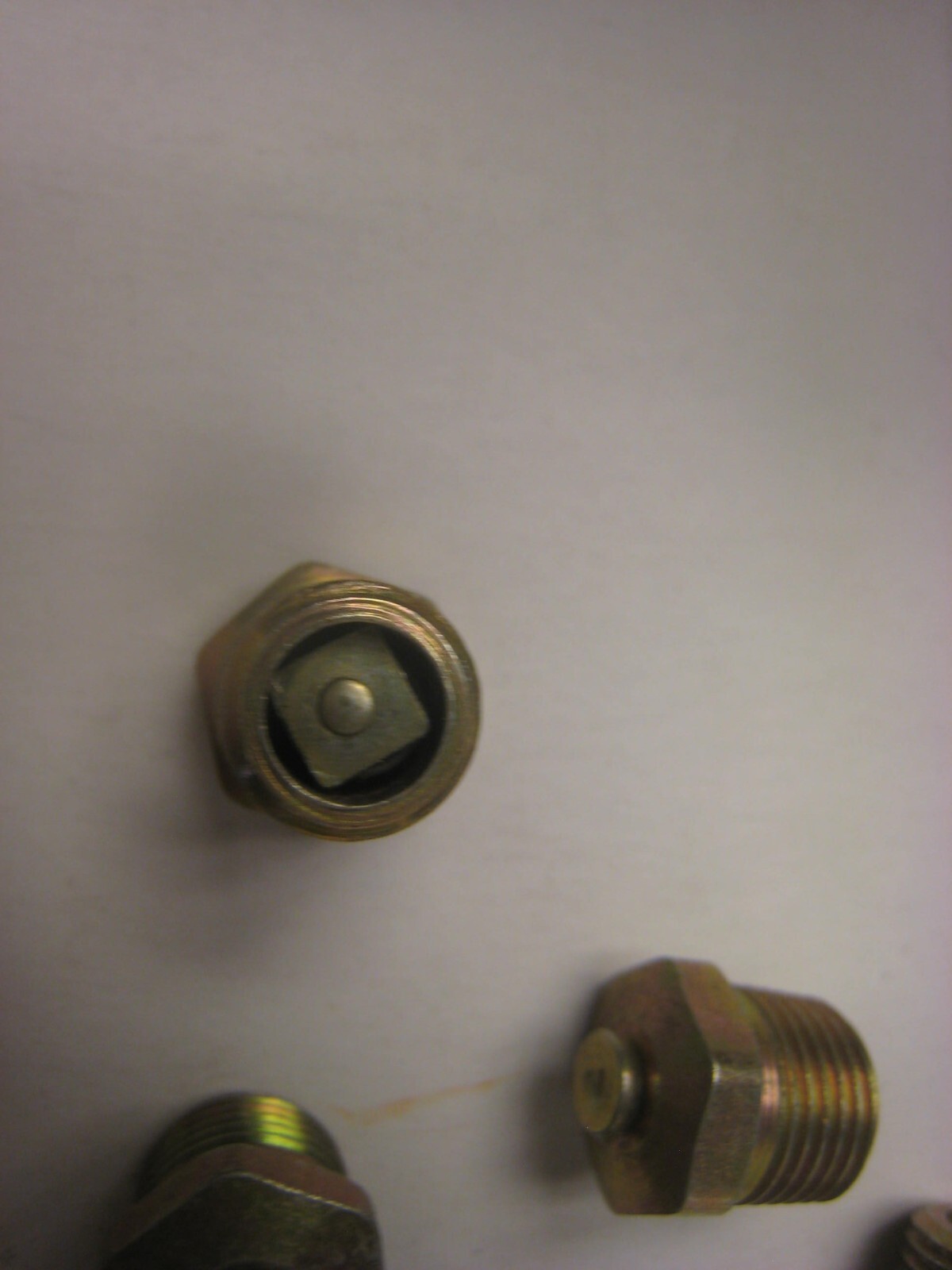 10 – 47640 ALEMITE 1/8 PFT 7.5 lbs to 15 lb pressure RELIEF Fittings Lot of 10