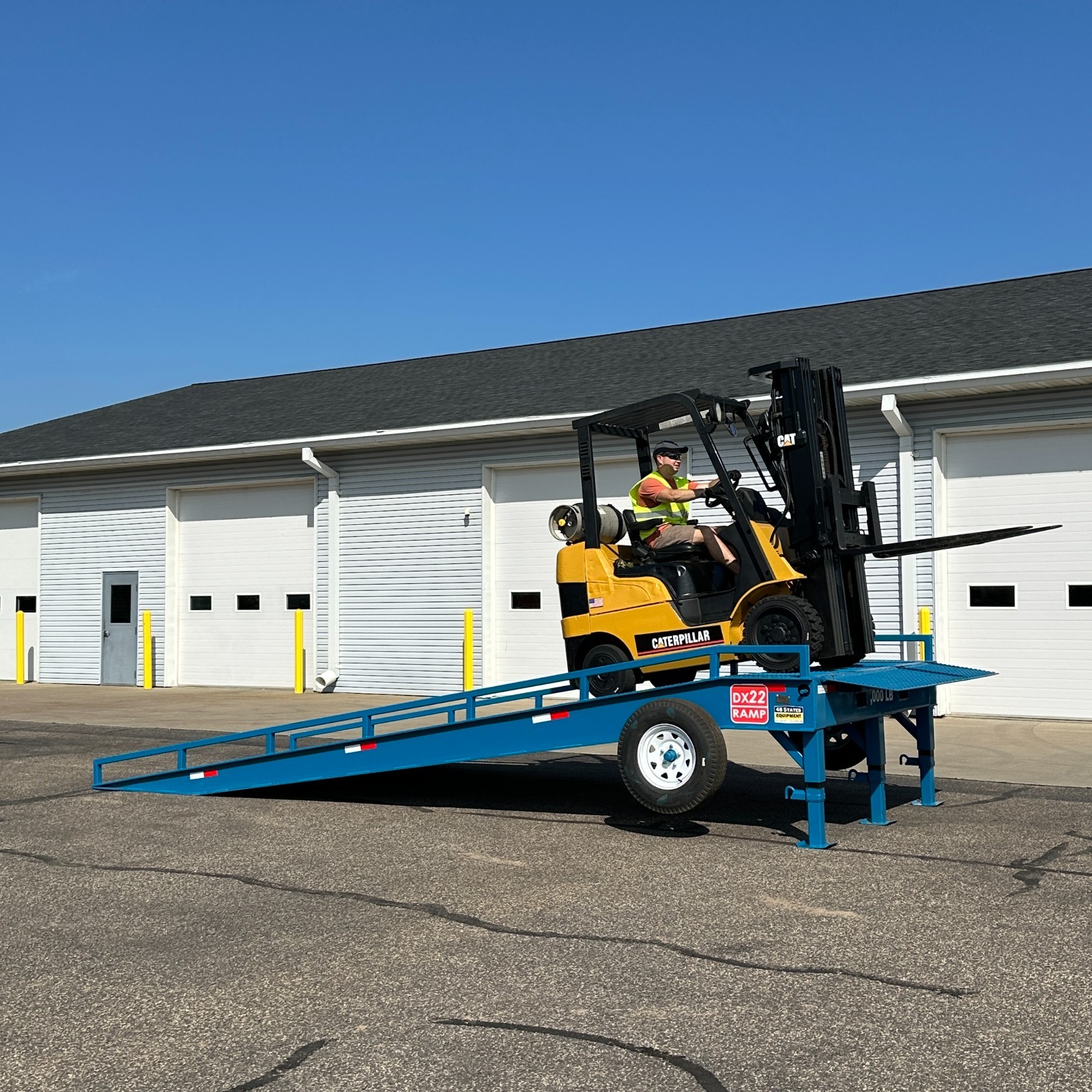 NEW 22-ft Portable Loading Dock Yard Ramp Forklift 32,000-lb Adjustable Height