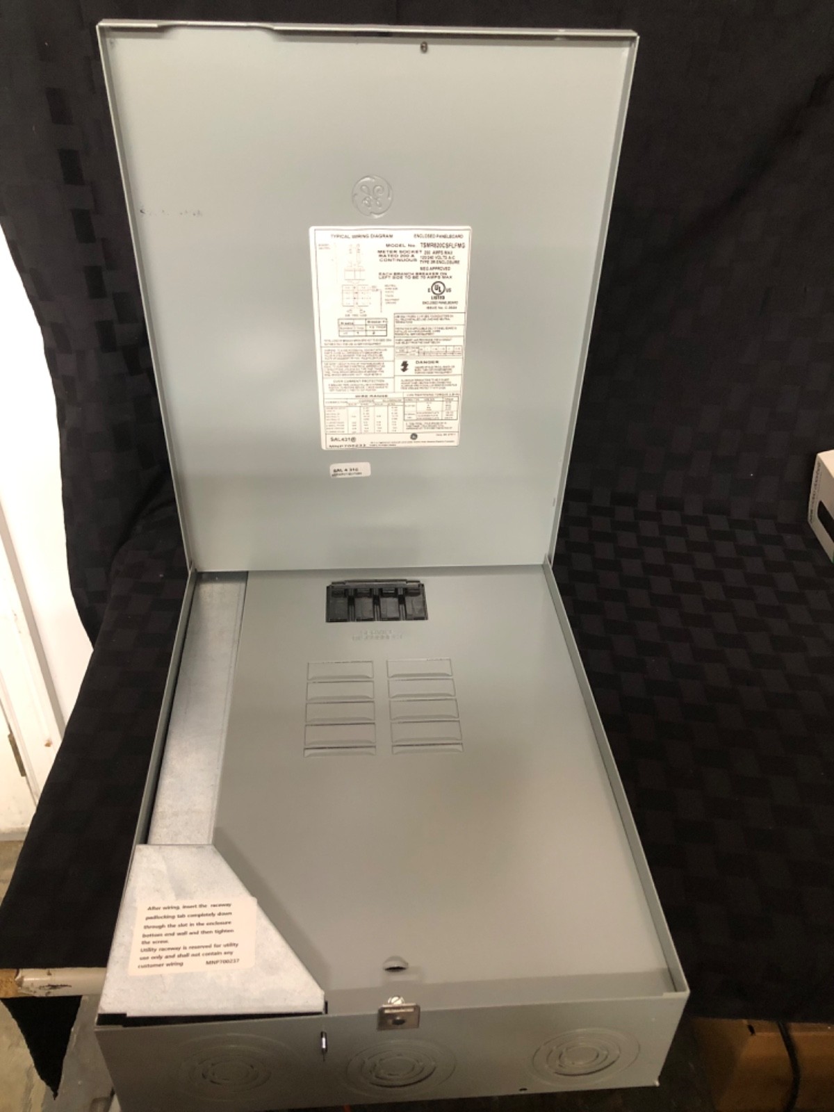 GE TSMR820CSFLFMG 200A Outdoor Meter Socket Load Center New, Open Box
