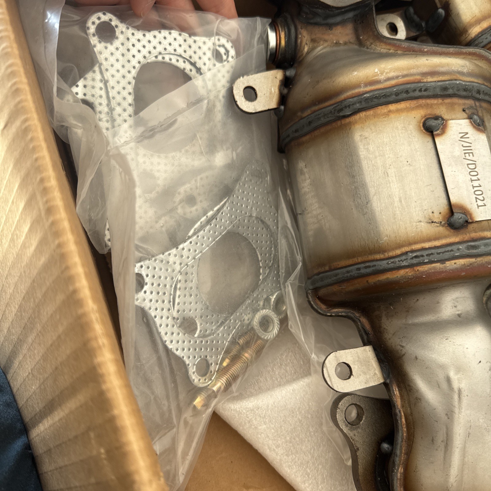 2 NEW SAROTIN N/JIE/D101036 N/JIE/D011022 CATALYTIC CONVERTERS new open box