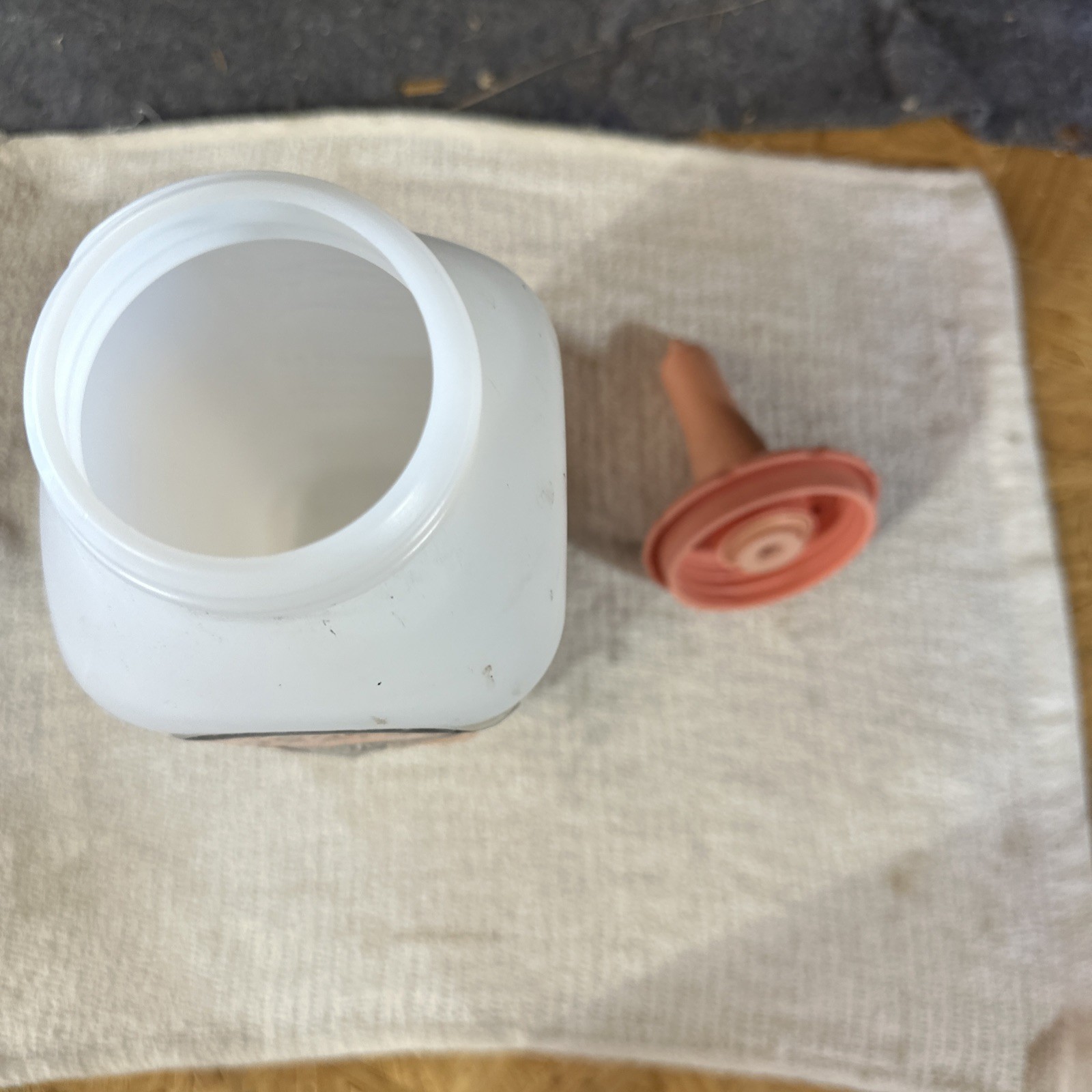 Peach Teats 2 Qt Calf Bottle Feeder with Peach Teat Nipple Never Used. 3 Pint