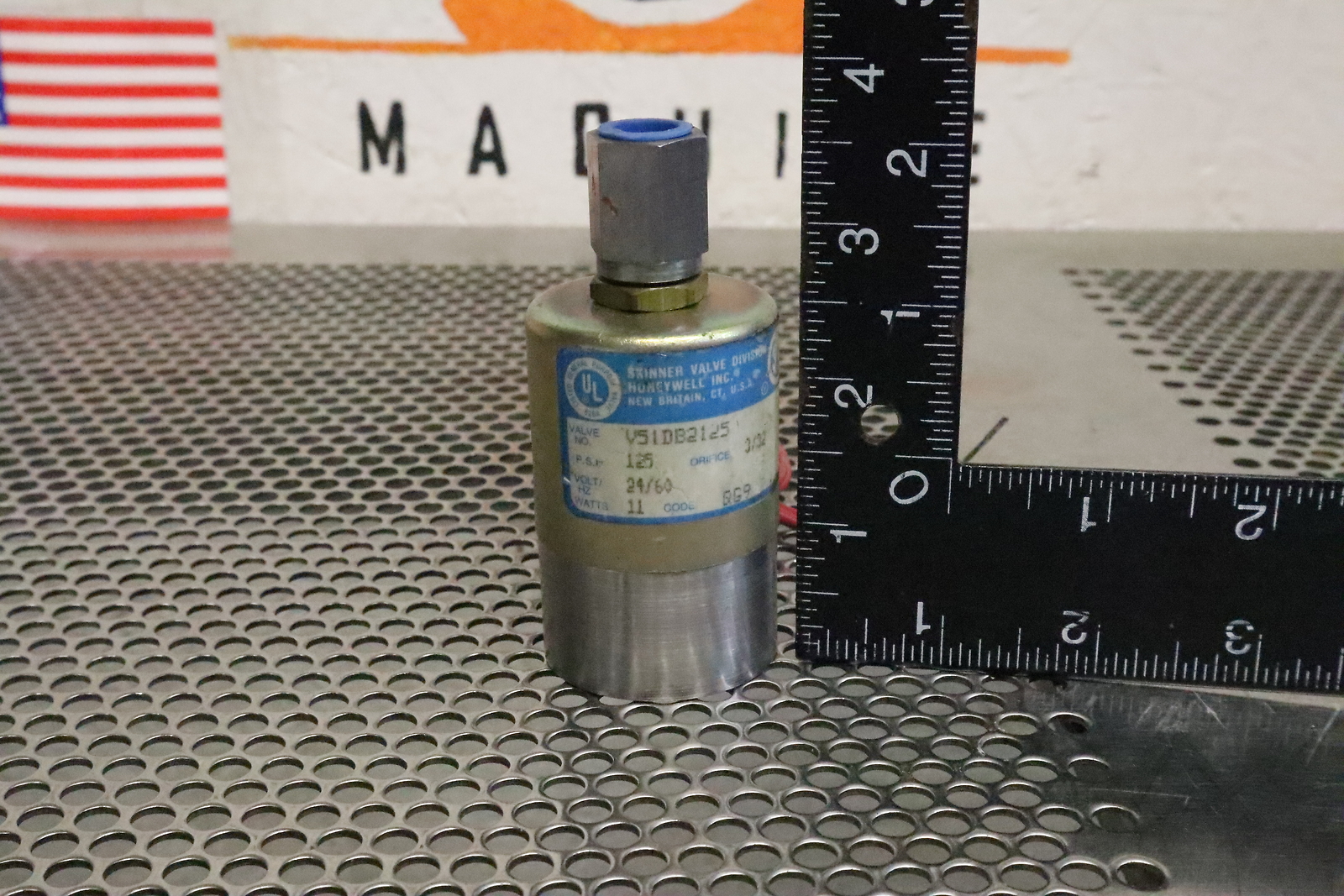 Skinner Honeywell V51DB2125 125PSI 24V 60Hz 11Watts Solenoid Valve New Old Stock