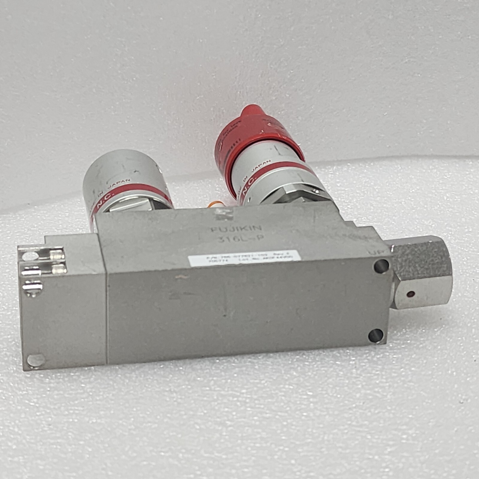 Lam 766-077821-103 Rev E, Fujikin 2×0.5~0.6 MPa Valve Assy,Used,Jp+97211