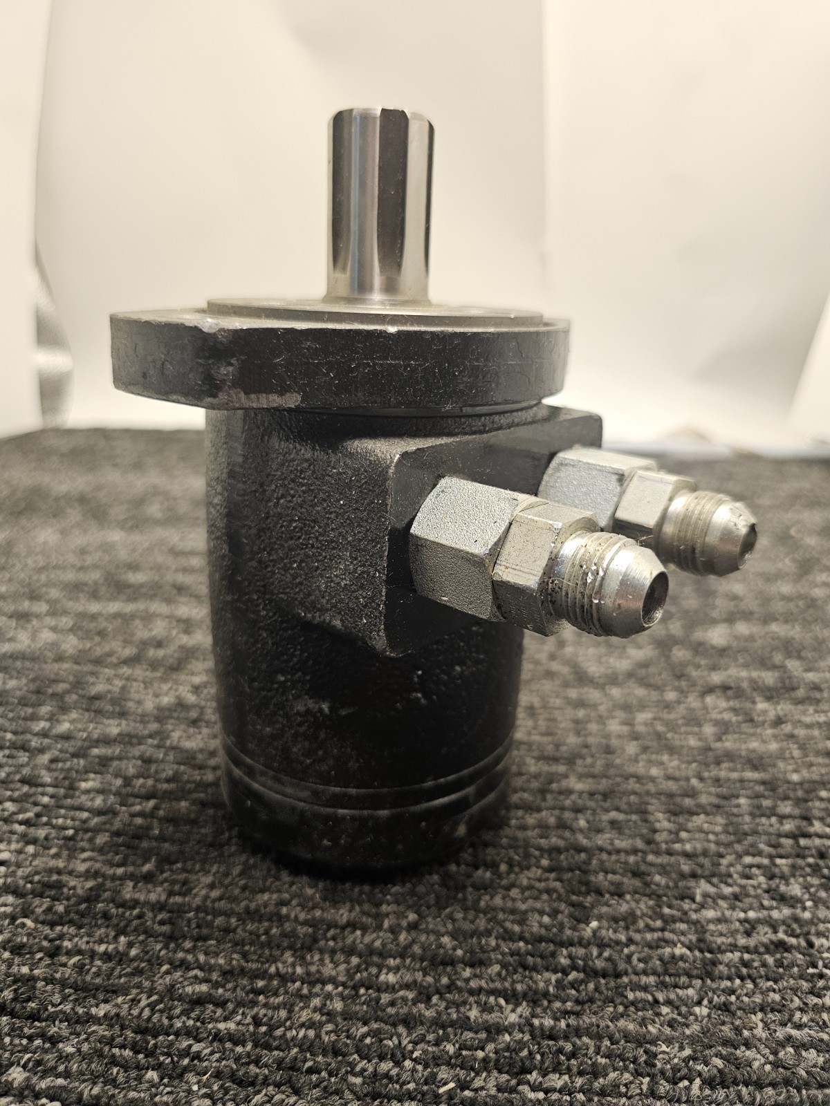 Hydraulic Motor Replacement Heavy Duty 5-1/2″ x 5″ Size Black, Silver