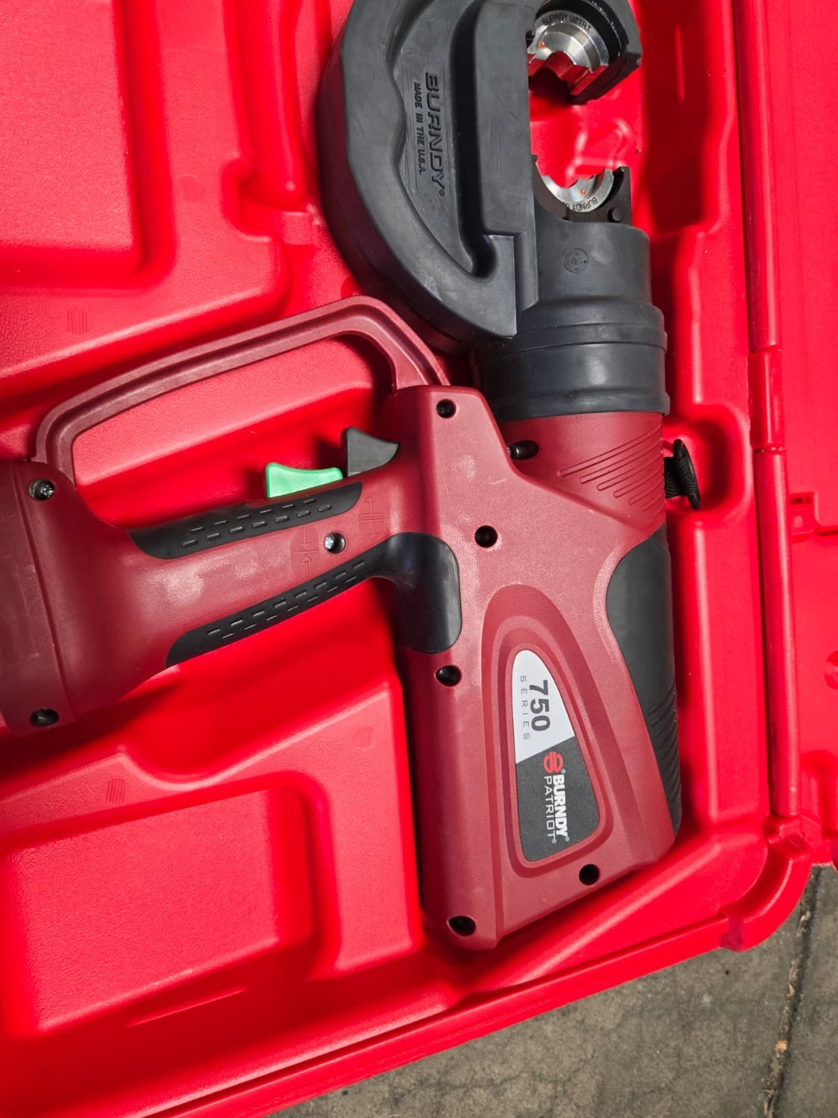 Burndy PAT750-Li 12-Ton C-head Crimper 18V, Hard Case and Makita Charger