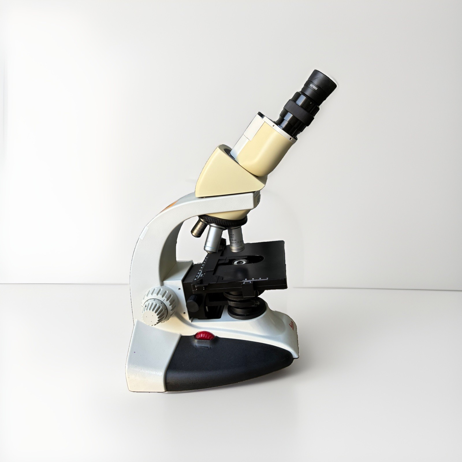 Leica DME Microscope with 4 C Plan Infinity Objectives 4X, 10X, 40X, 100X