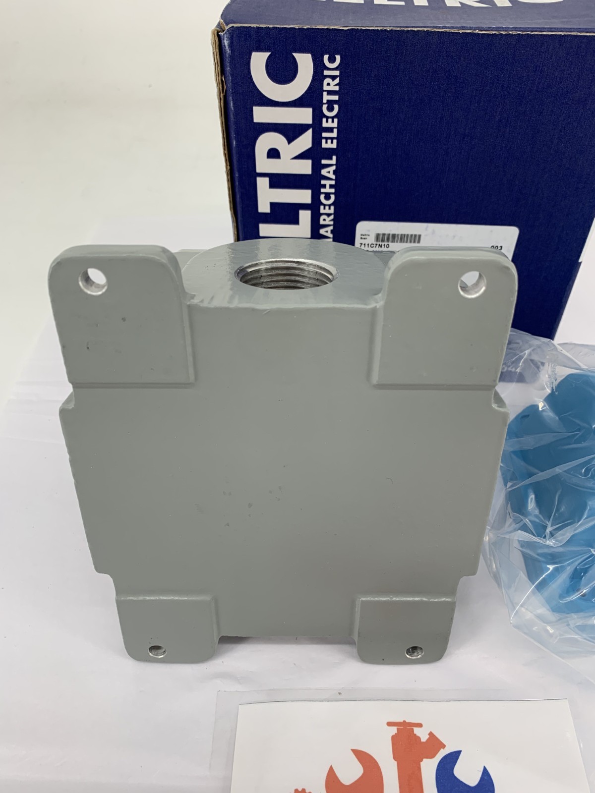 Meltric 711C7N10 70-Degree Blue Polyester Poly Box Angle Adapter Size 1 1″ NPT