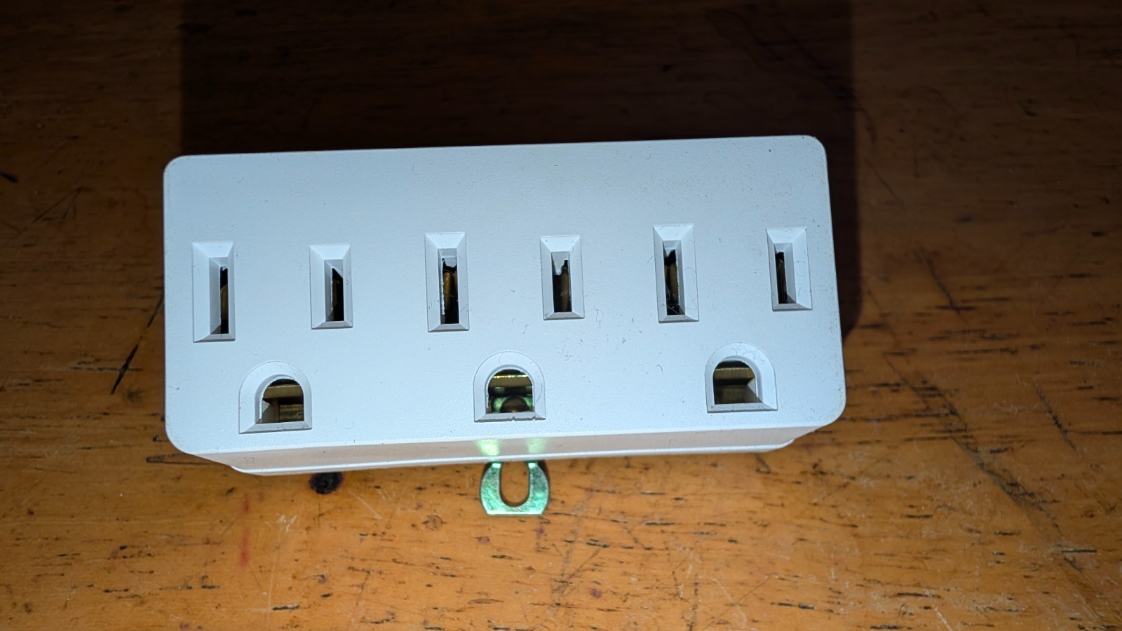 Leviton 15A-125V White Childproof Triple Outlet Grounding Adapter, made in China