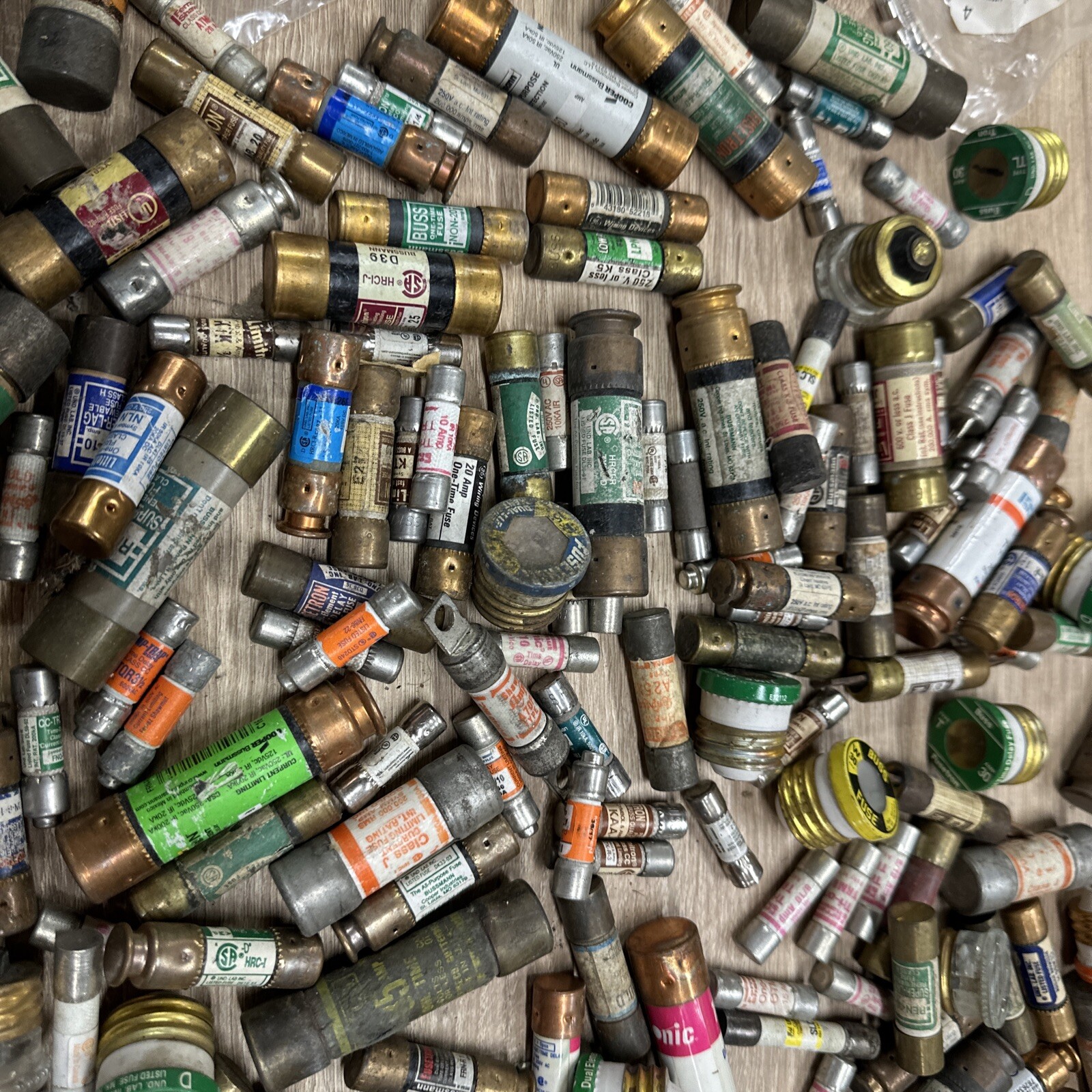 200 Random Mixed Fuses Lot Of 200